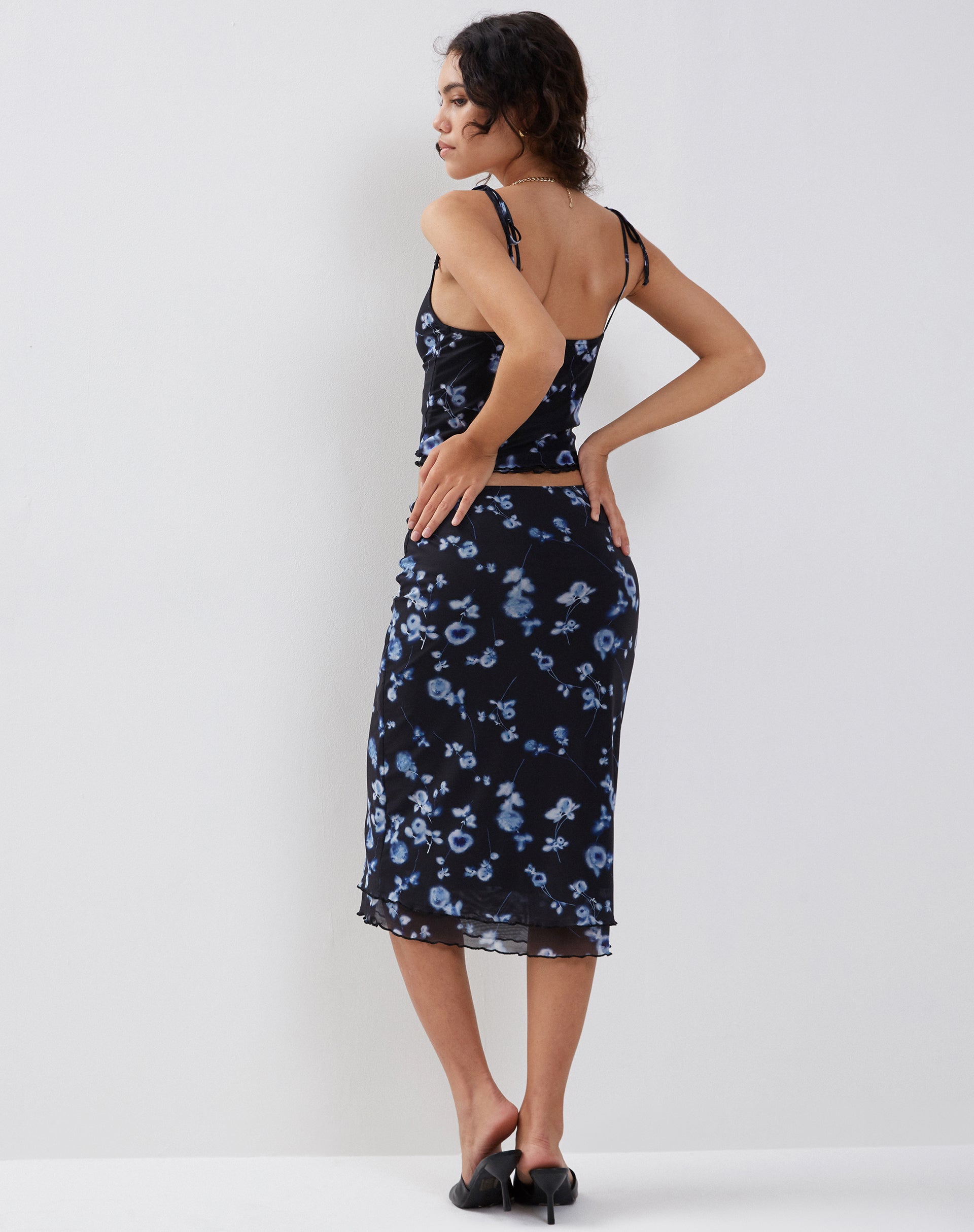 Afbeelding van Tamari Mesh Vest Top met Banddetail in Diffused Floral Navy