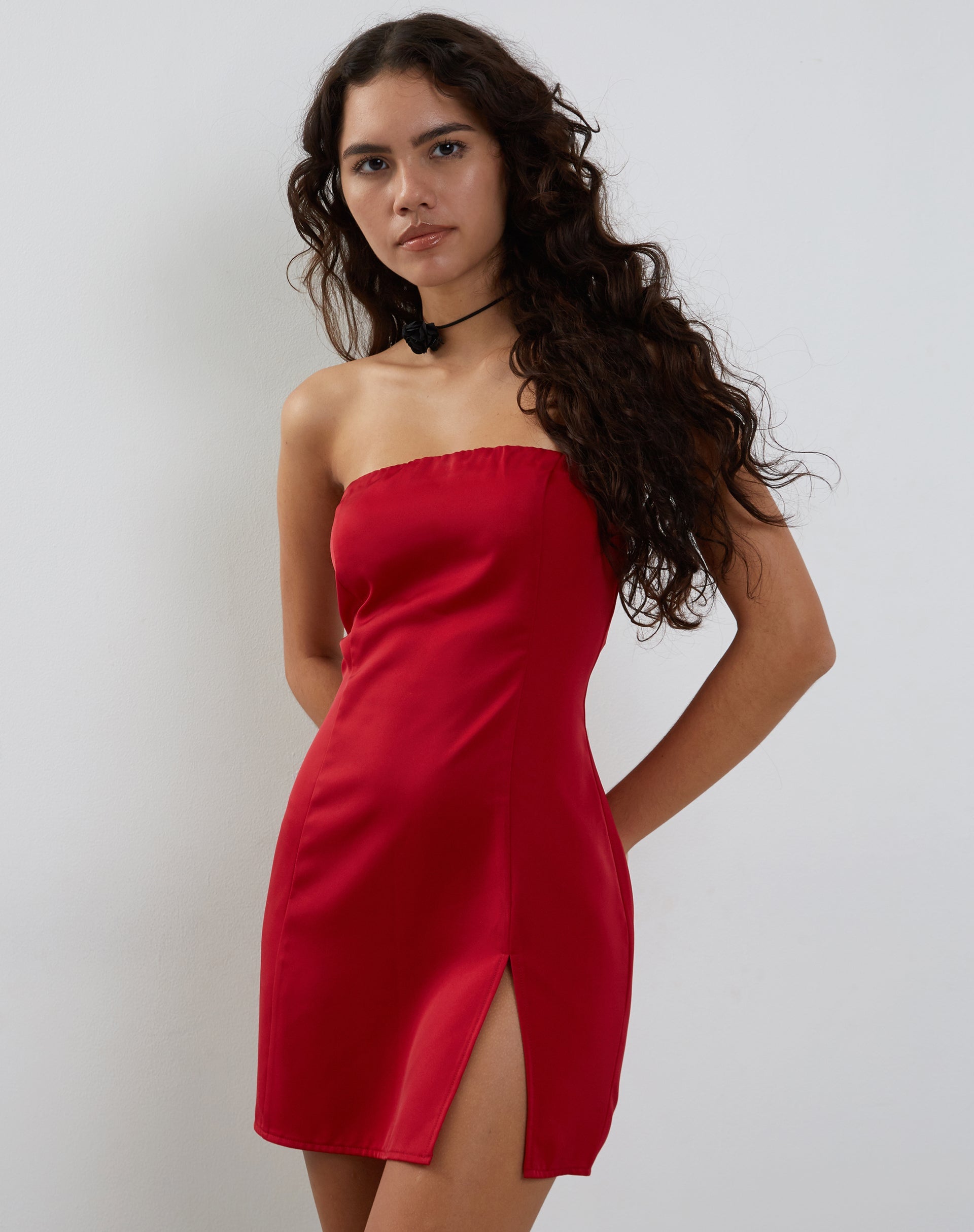 Afbeelding van Tannesa Bandeau Mini Jurk in Dieprood Satijn