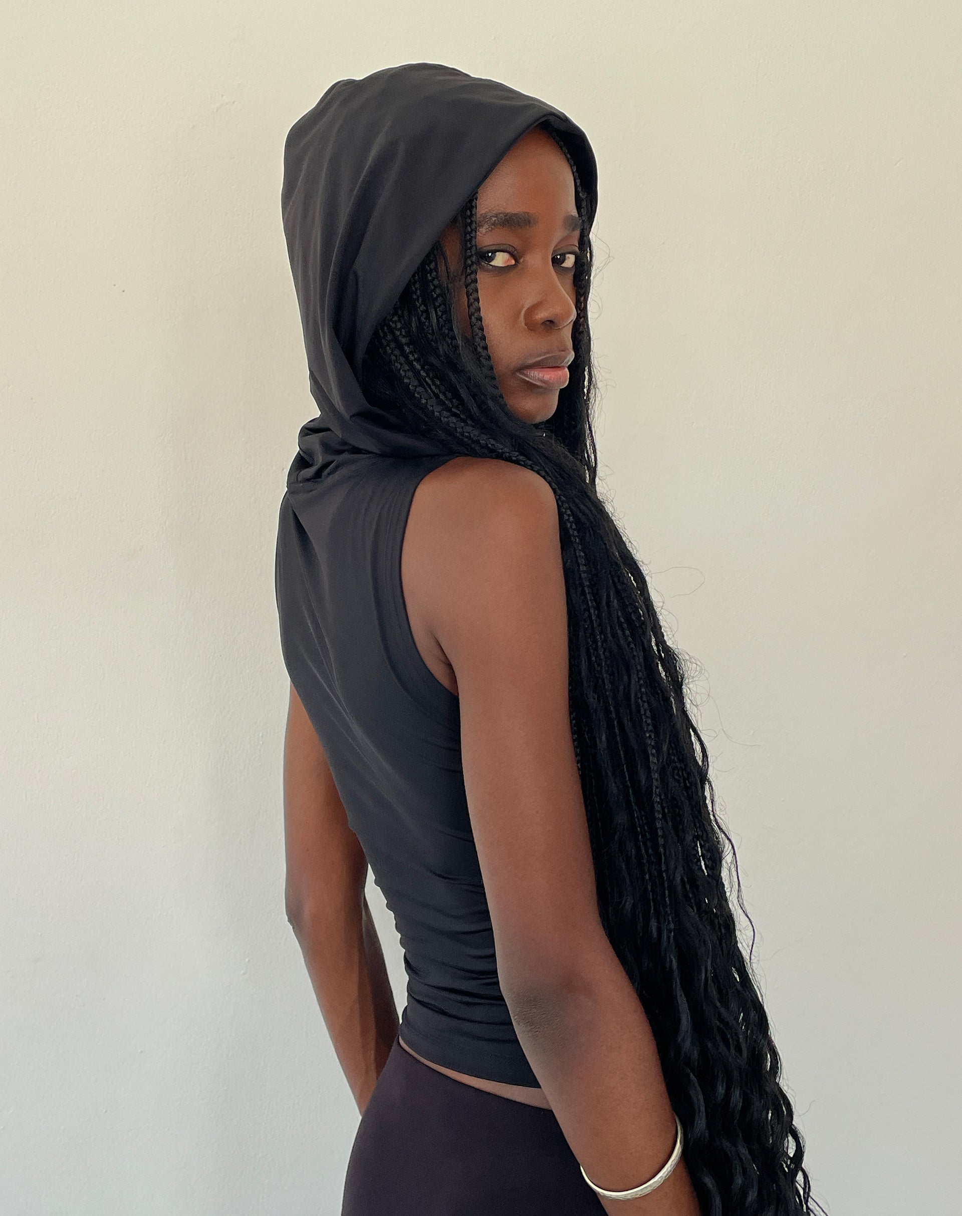 Afbeelding van Tapia Hooded Tank Top in Zwart Slinky