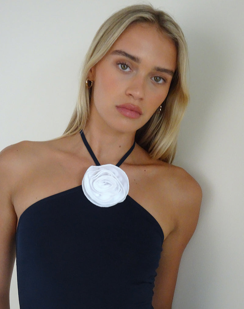 Afbeelding van Tarrina Haltertop in donkerblauw met wit rozet