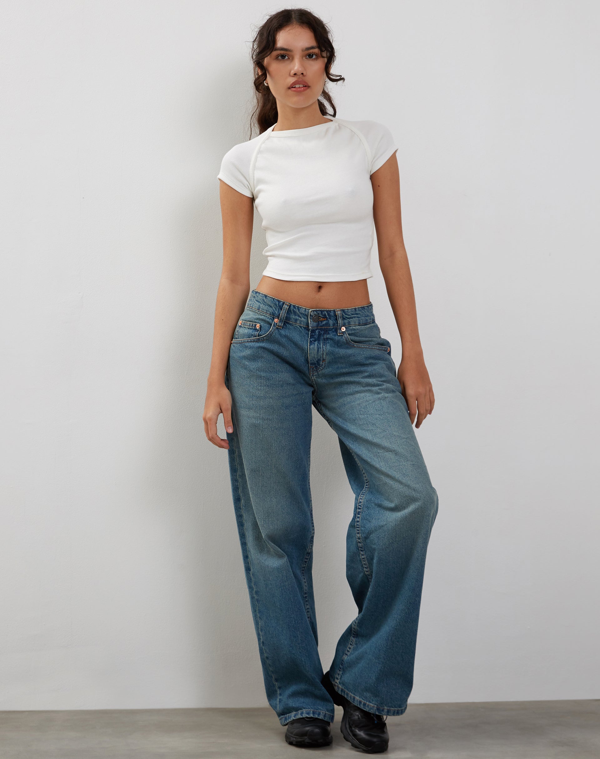 Afbeelding van Tasley Geribd T-shirt met gevouwen mouwen in Wit