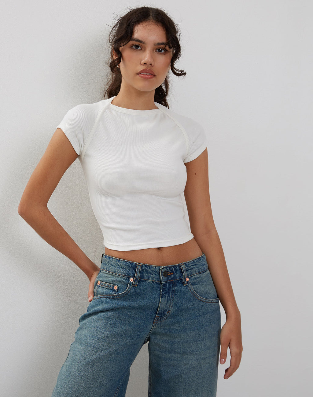 Tasley Geribd T-shirt met Gevouwen Mouwen in Wit