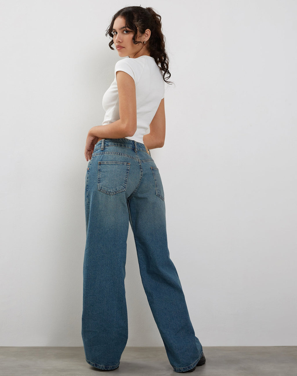 Tasley Geribd T-shirt met Gevouwen Mouwen in Wit