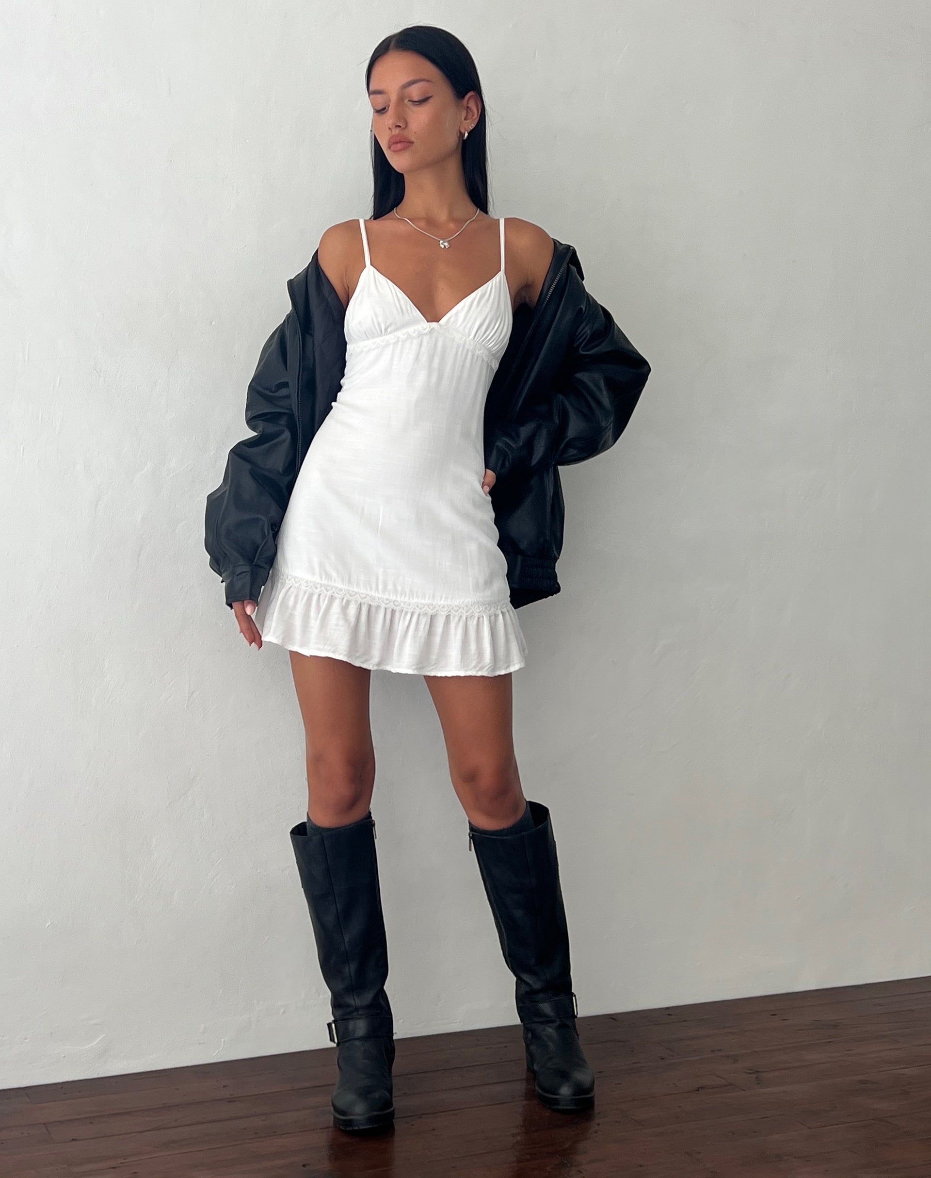 Afbeelding van Tavita Frill Mini Dress in Wit