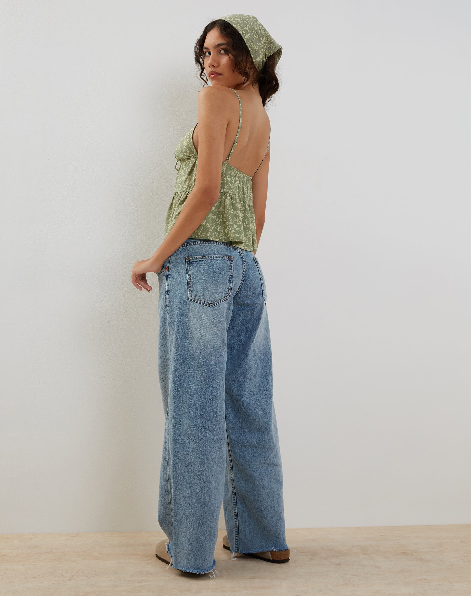 Afbeelding van Tezza Cami Top met Stropdas in Ditsy Bloemen Groen