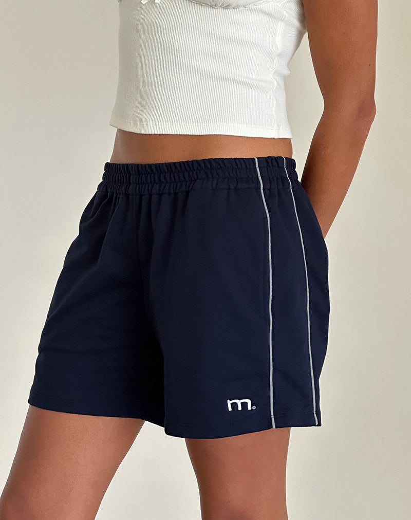Thera Short in Navy met Witte Bies met M Opdruk
