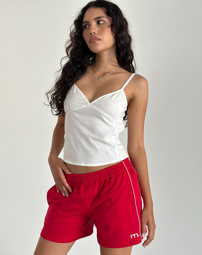 Thera short in tango rood met gebroken witte biezen en M embleem