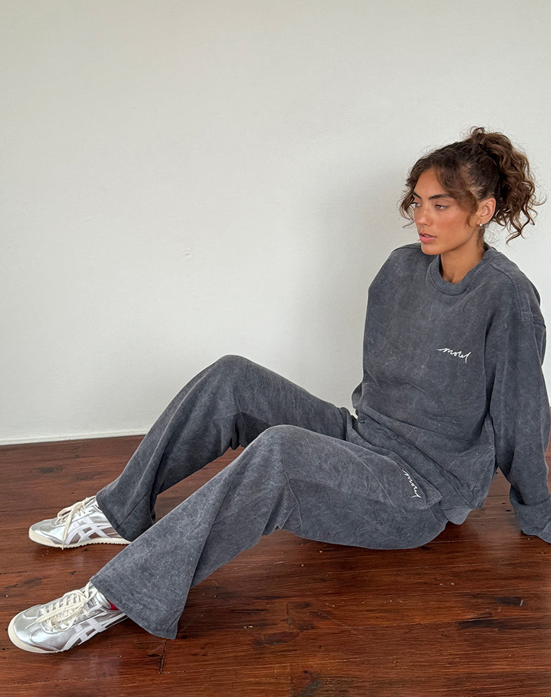 Afbeelding van Tillie Trui in Black Wash met Off White 'MOTEL' borduursel