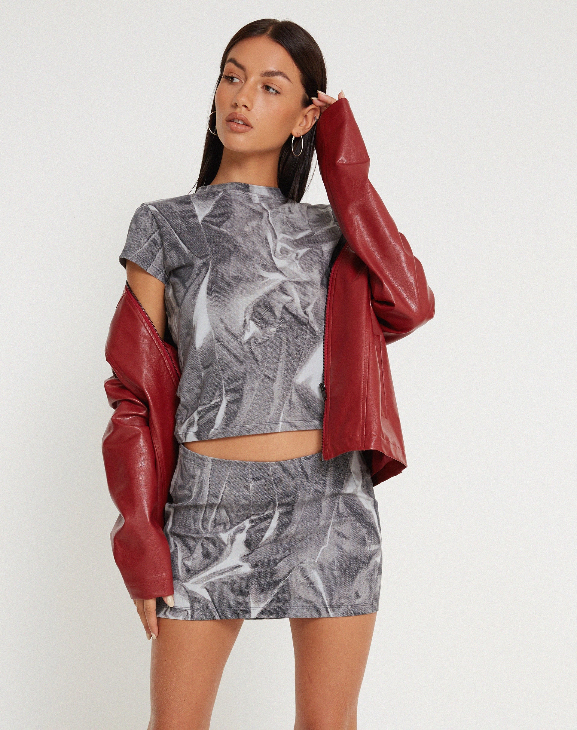 Afbeelding van Tiona Cropped Tee in Dystopian Crease Grey