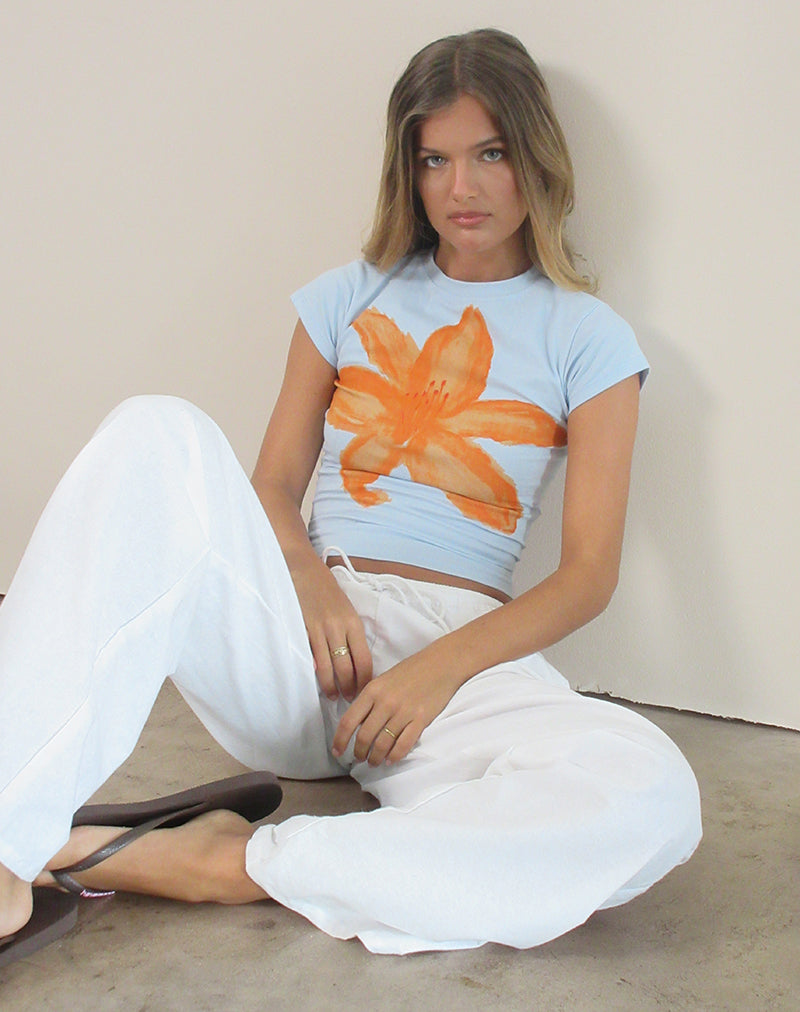 Afbeelding van Tiona T-shirt in blauw met oranje geverfde bloem