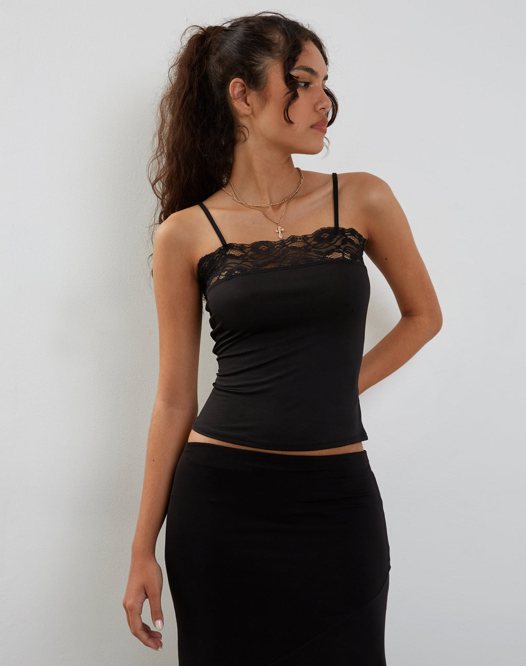 Tucci Vest Top in Slinky Kant Zwart