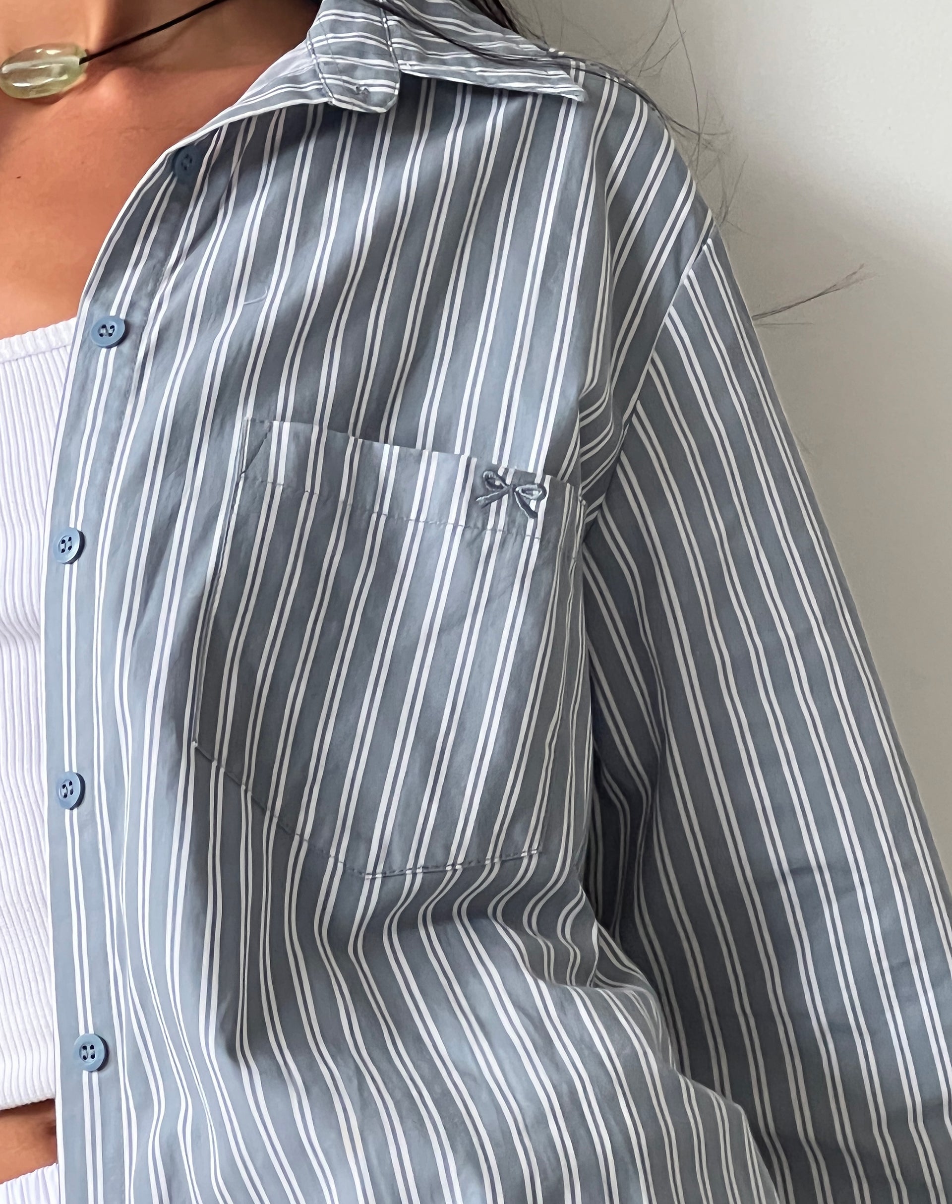 Afbeelding van MOTEL X JACQUIE Turner Shirt in Grijs en Wit Streep met M-Borduursel