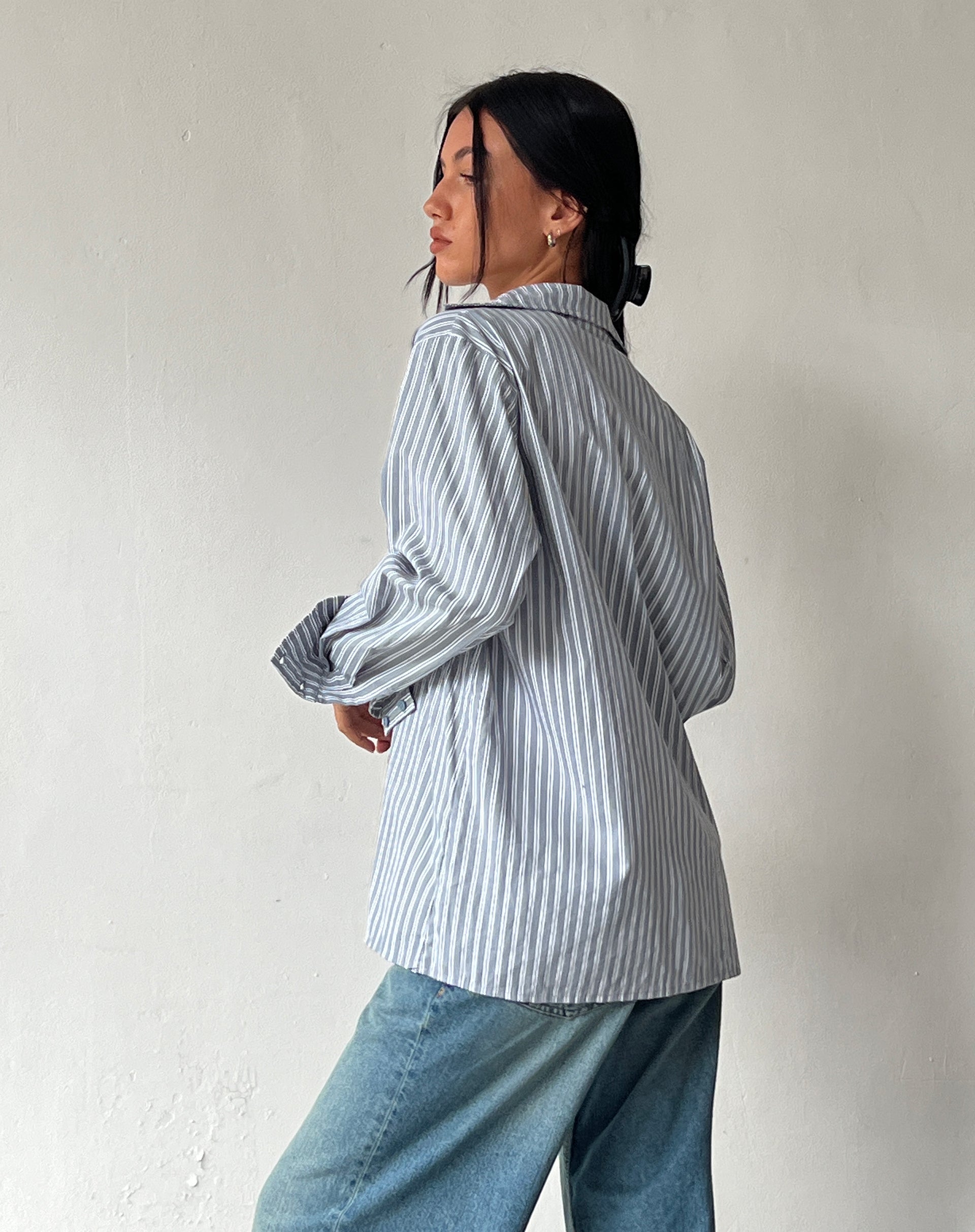 Afbeelding van MOTEL X JACQUIE Turner Shirt in Grijs en Wit Streep met M-Borduursel