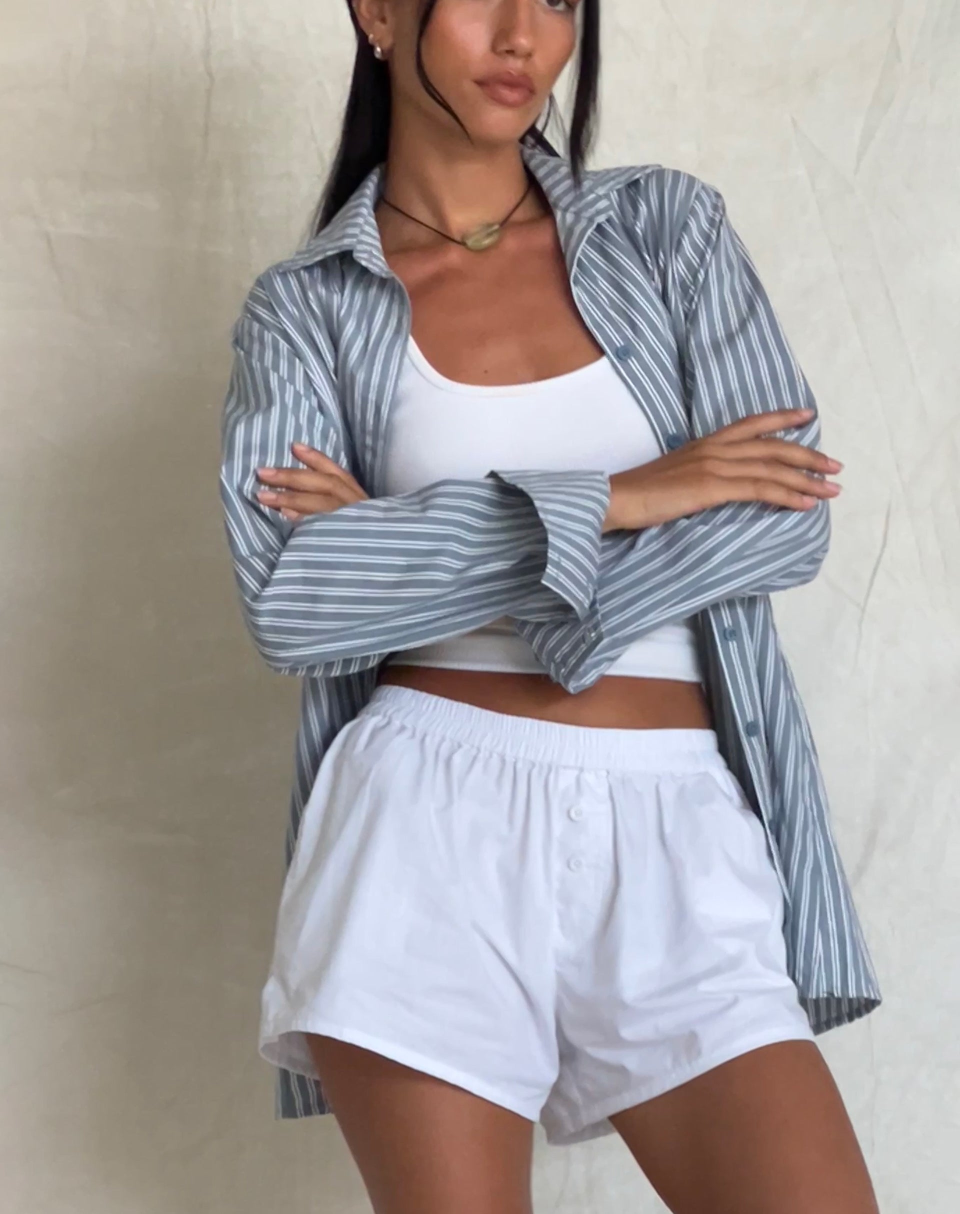 Afbeelding van MOTEL X JACQUIE Turner Shirt in Grijs en Wit Streep met M-Borduursel