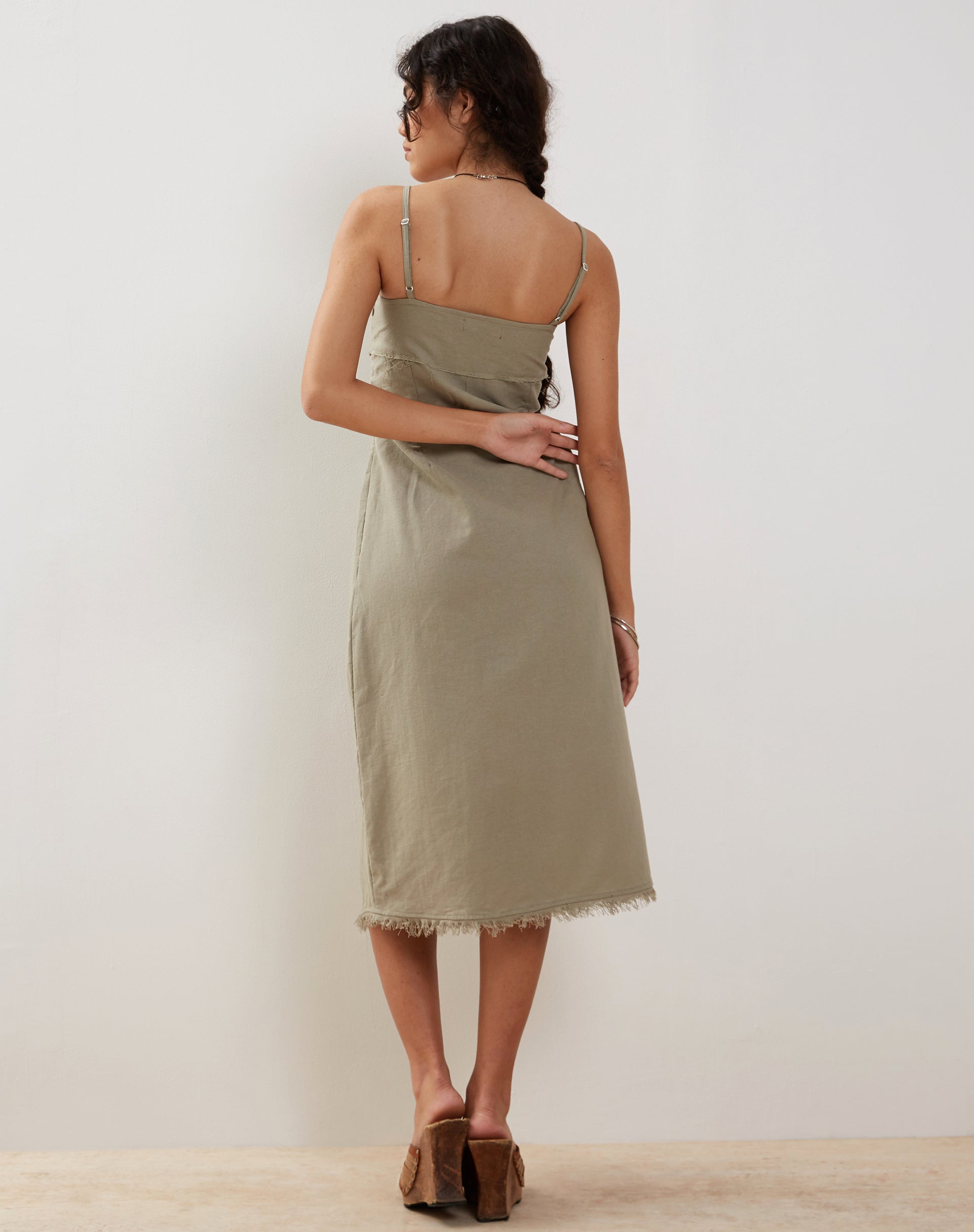 Afbeelding van Una Distressed Hem Midi Slip Dress in Slate Green Linnen