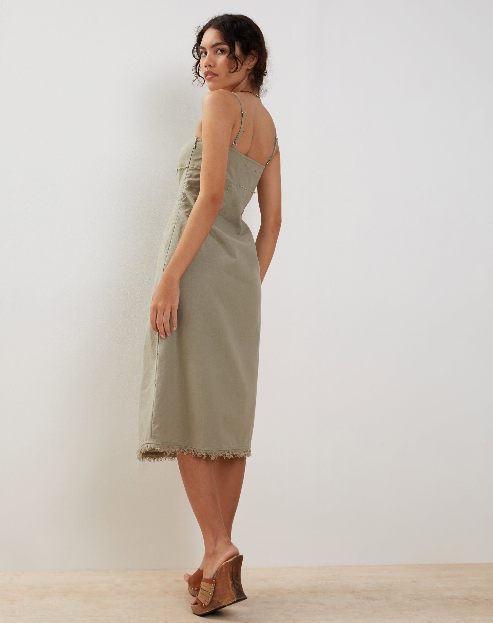 Afbeelding van Una Distressed Hem Midi Slip Dress in Slate Green Linnen