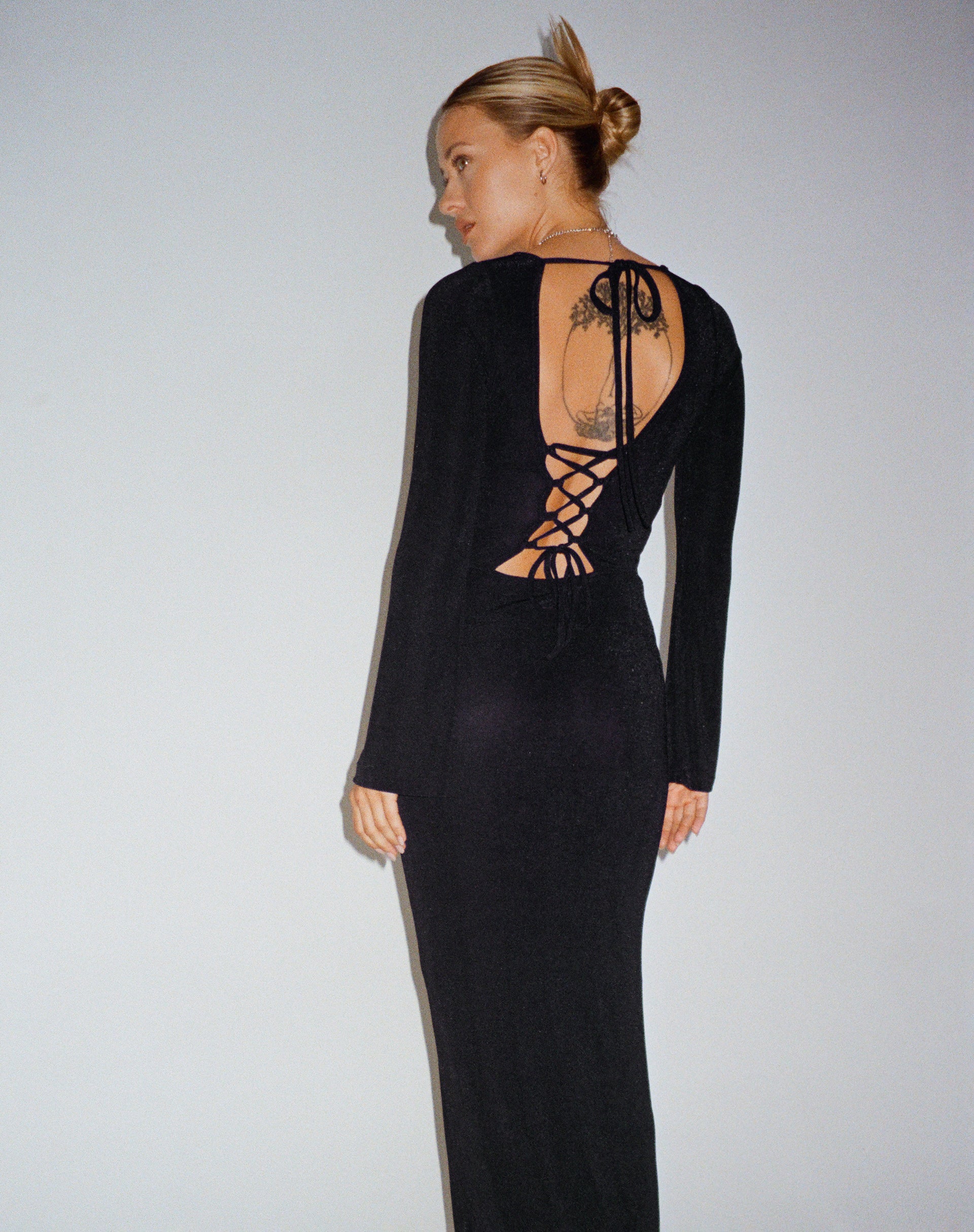 afbeelding van Varna Maxi Dress met lange mouwen in zwart
