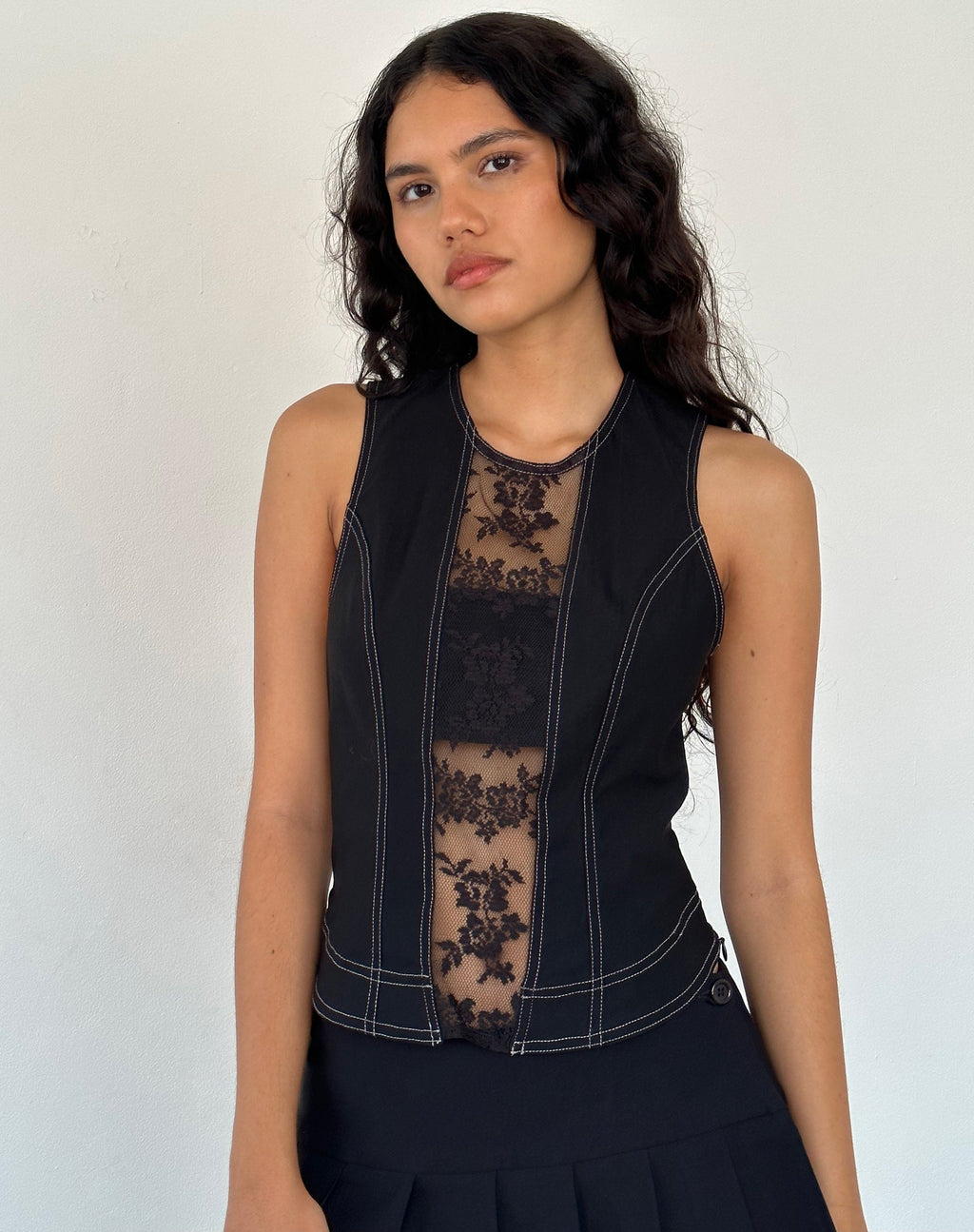 Verbena Top met Kanten Paneel in Zwart Getailleerd