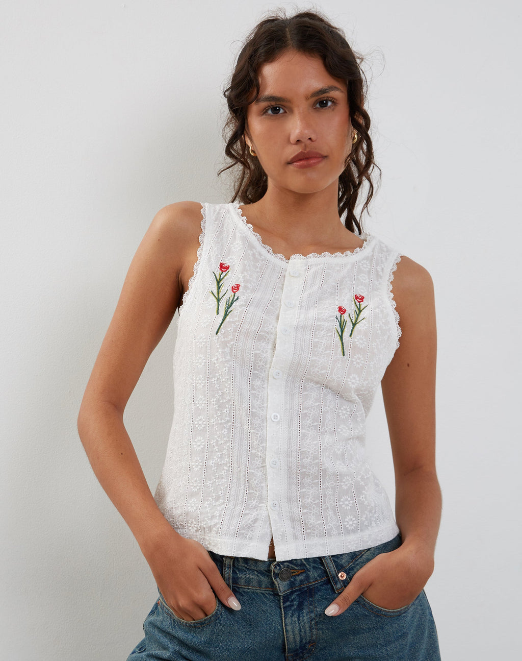 Vezia Broderie mouwloze top in wit met rozenborduursel