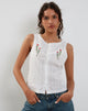 Afbeelding van Vezia broderie mouwloze top in wit met rozenborduursel