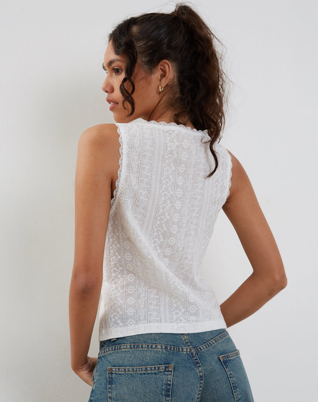 Vezia Broderie mouwloze top in wit met rozenborduursel