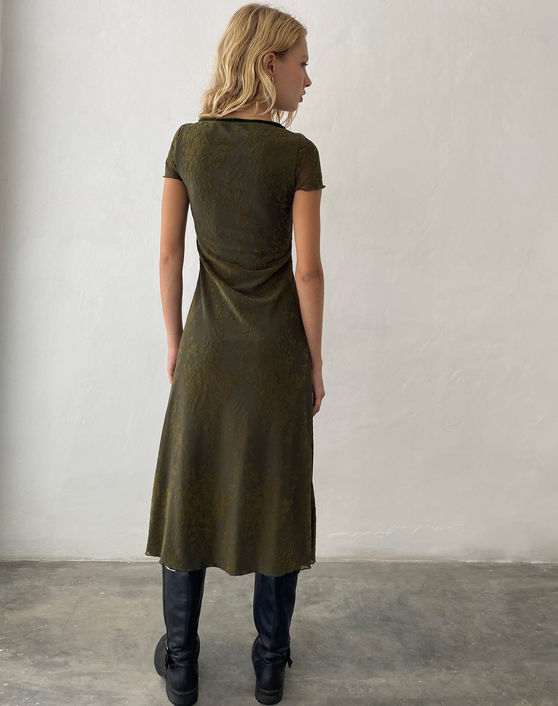Afbeelding van Vilinia Midi Dress in Abstract Botanic Dark Olive