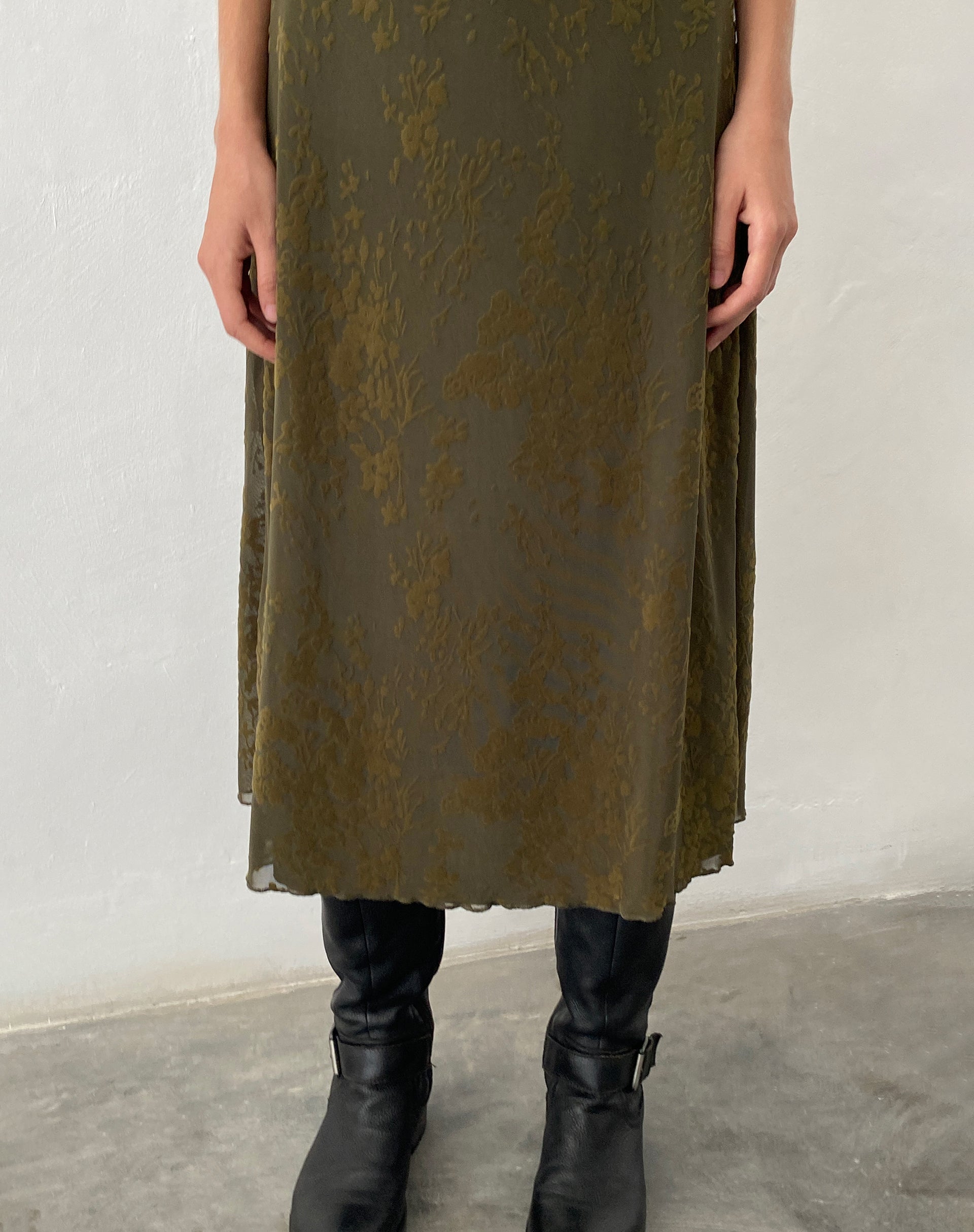 Afbeelding van Vilinia Midi Dress in Abstract Botanic Dark Olive