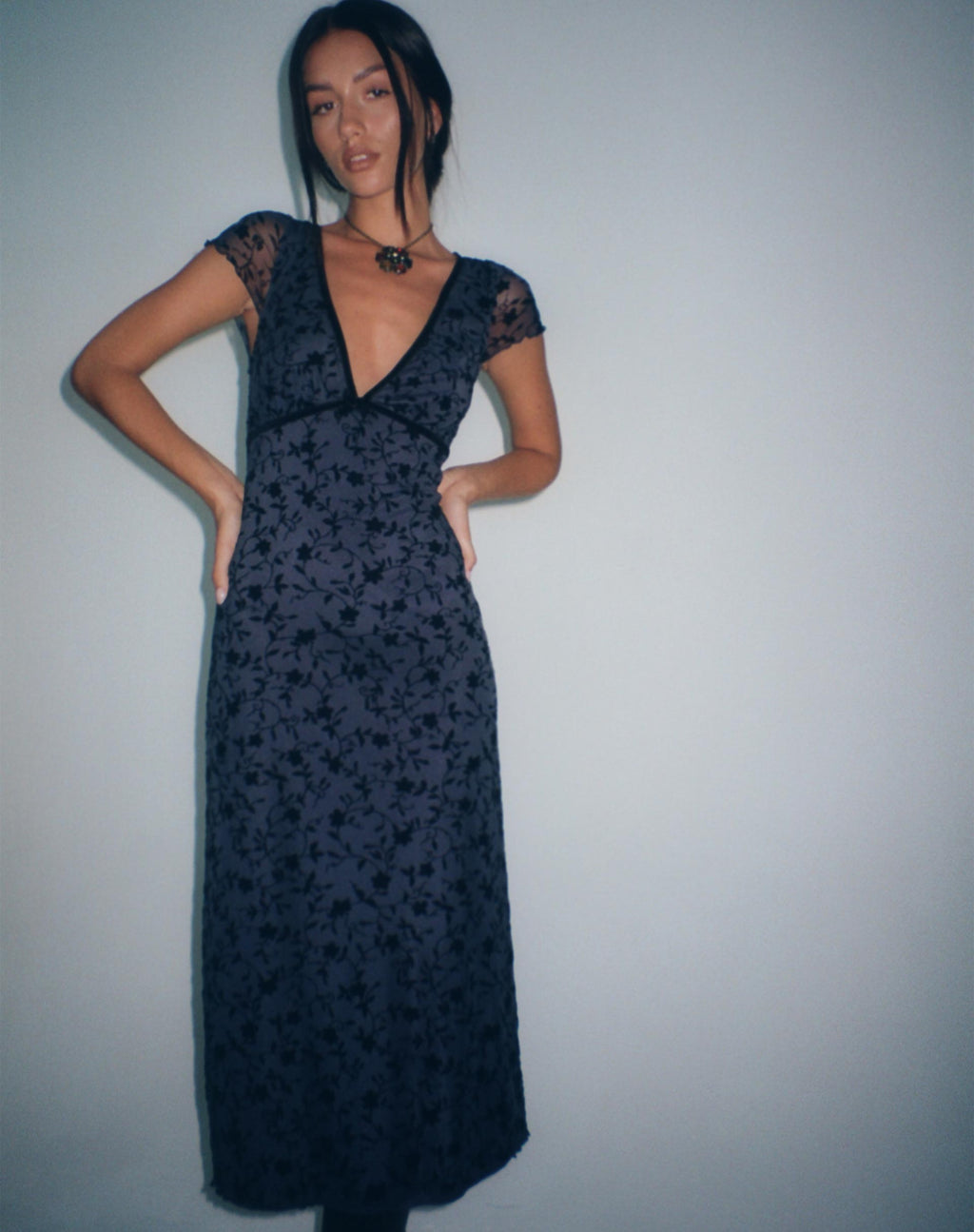 Vilinia Midi Dress in Pretty Petal Flock Zwart