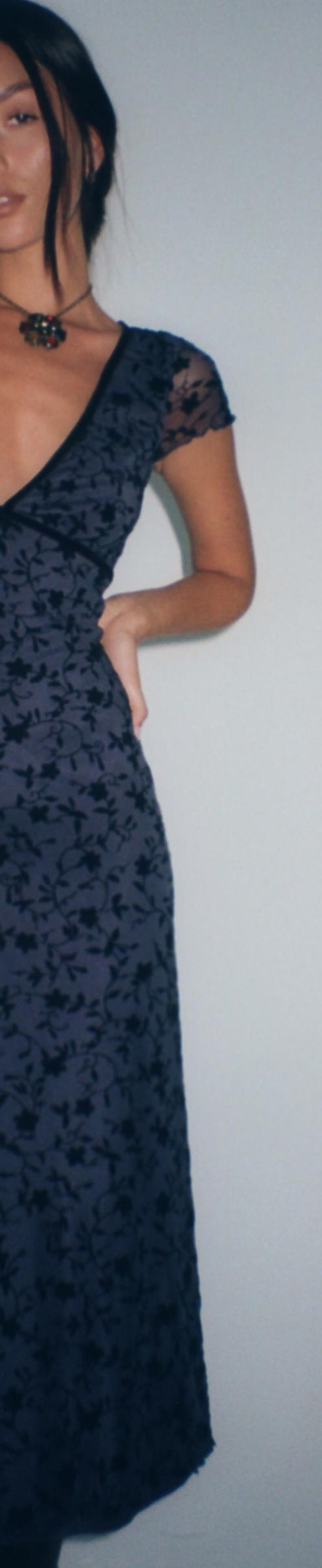 Afbeelding van Vilinia Midi Dress in Pretty Petal Flock Zwart