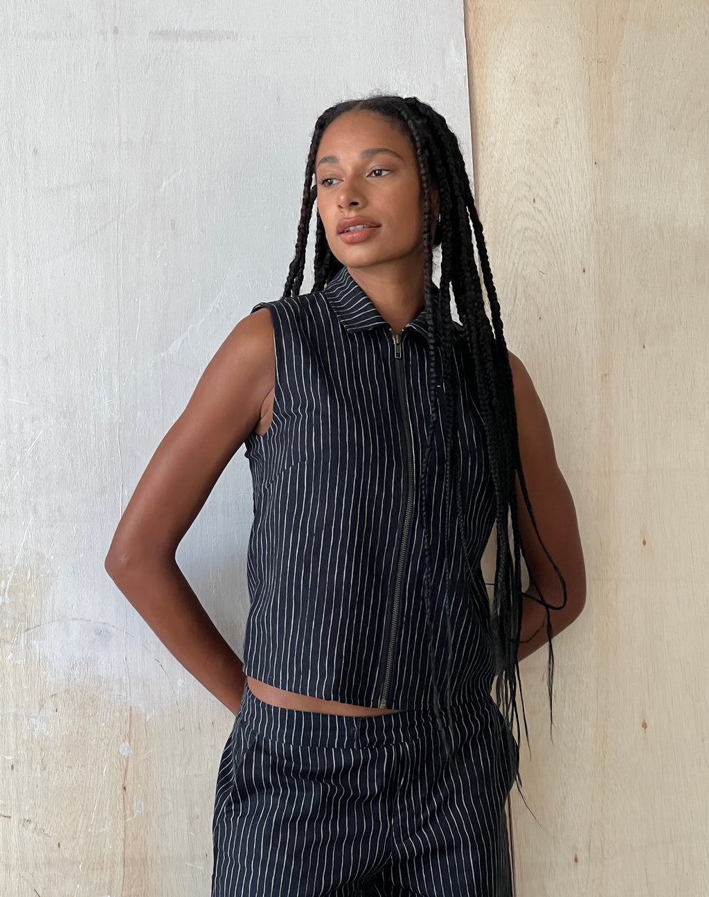 MOTEL X JACQUIE Virago Zip Up Mouwloze Jas in Sketchy Stripe Zwart