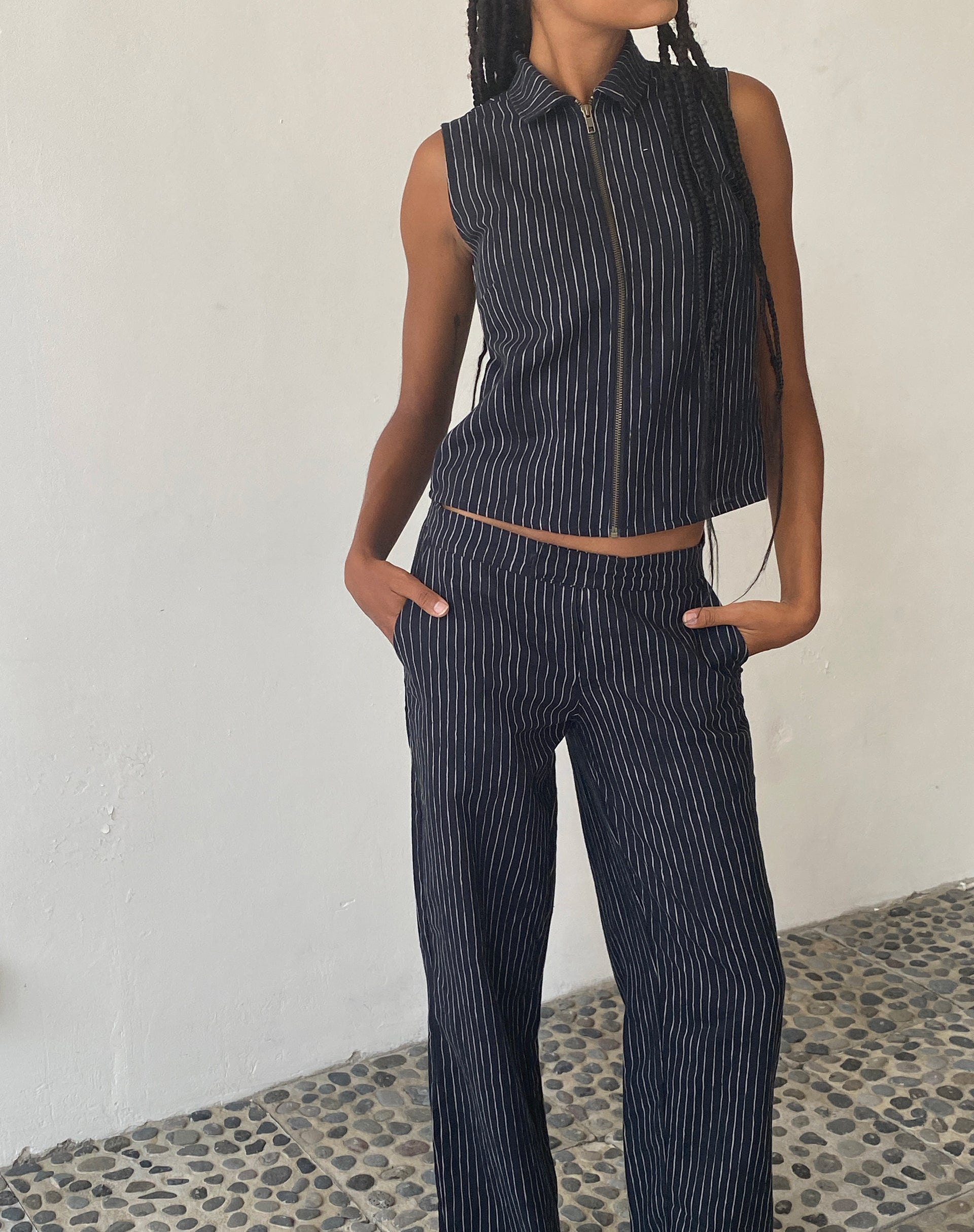 Afbeelding van MOTEL X JACQUIE Virago Zip Up Mouwloos Jasje in Sketchy Stripe Zwart