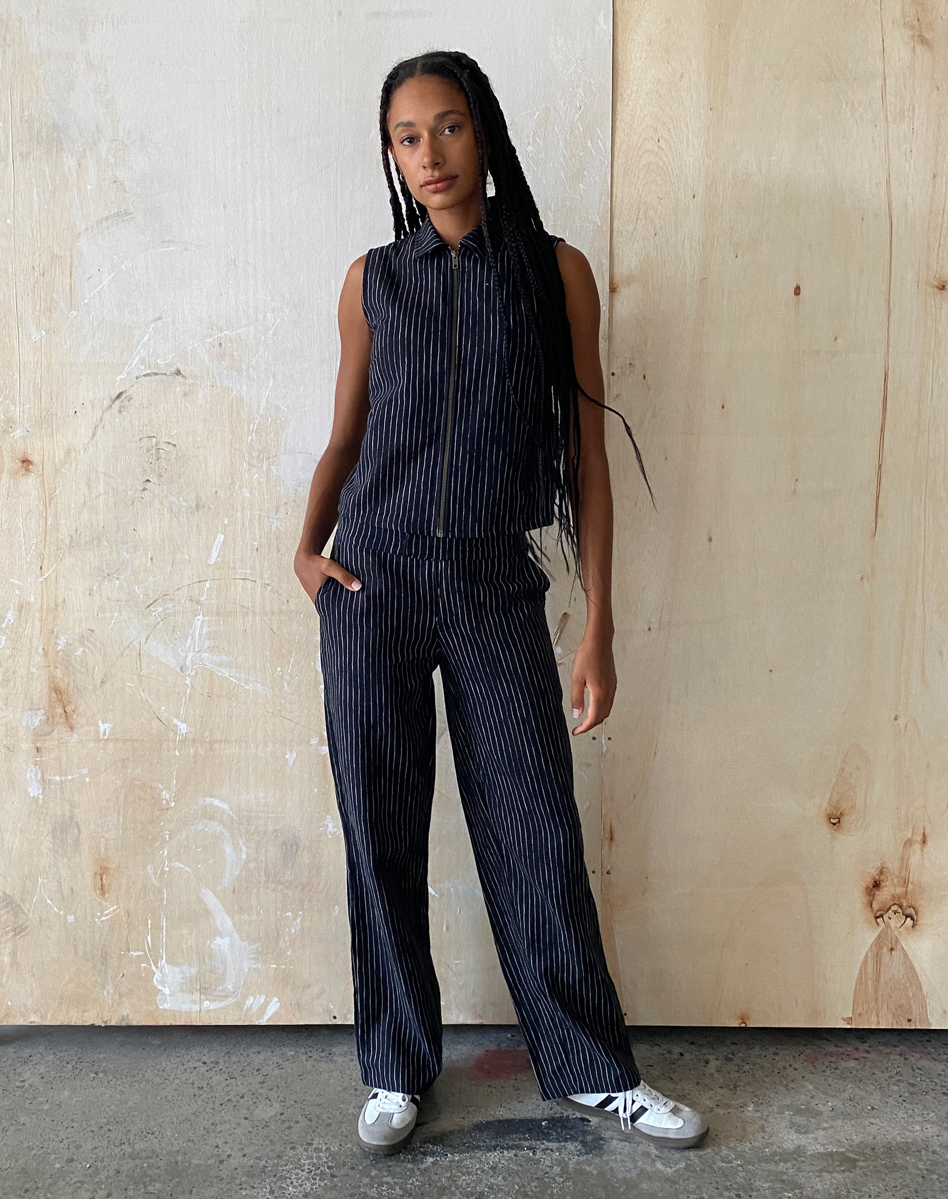 Afbeelding van MOTEL X JACQUIE Virago Zip Up Mouwloos Jasje in Sketchy Stripe Zwart
