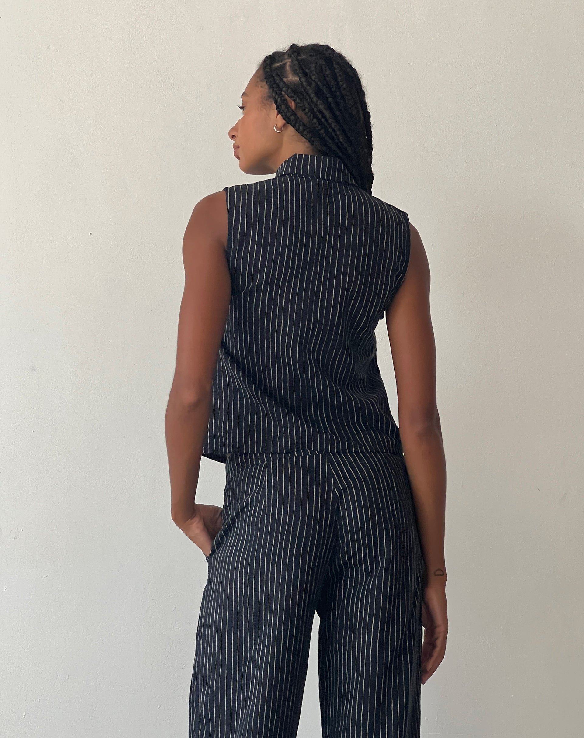 Afbeelding van MOTEL X JACQUIE Virago Zip Up Mouwloos Jasje in Sketchy Stripe Zwart