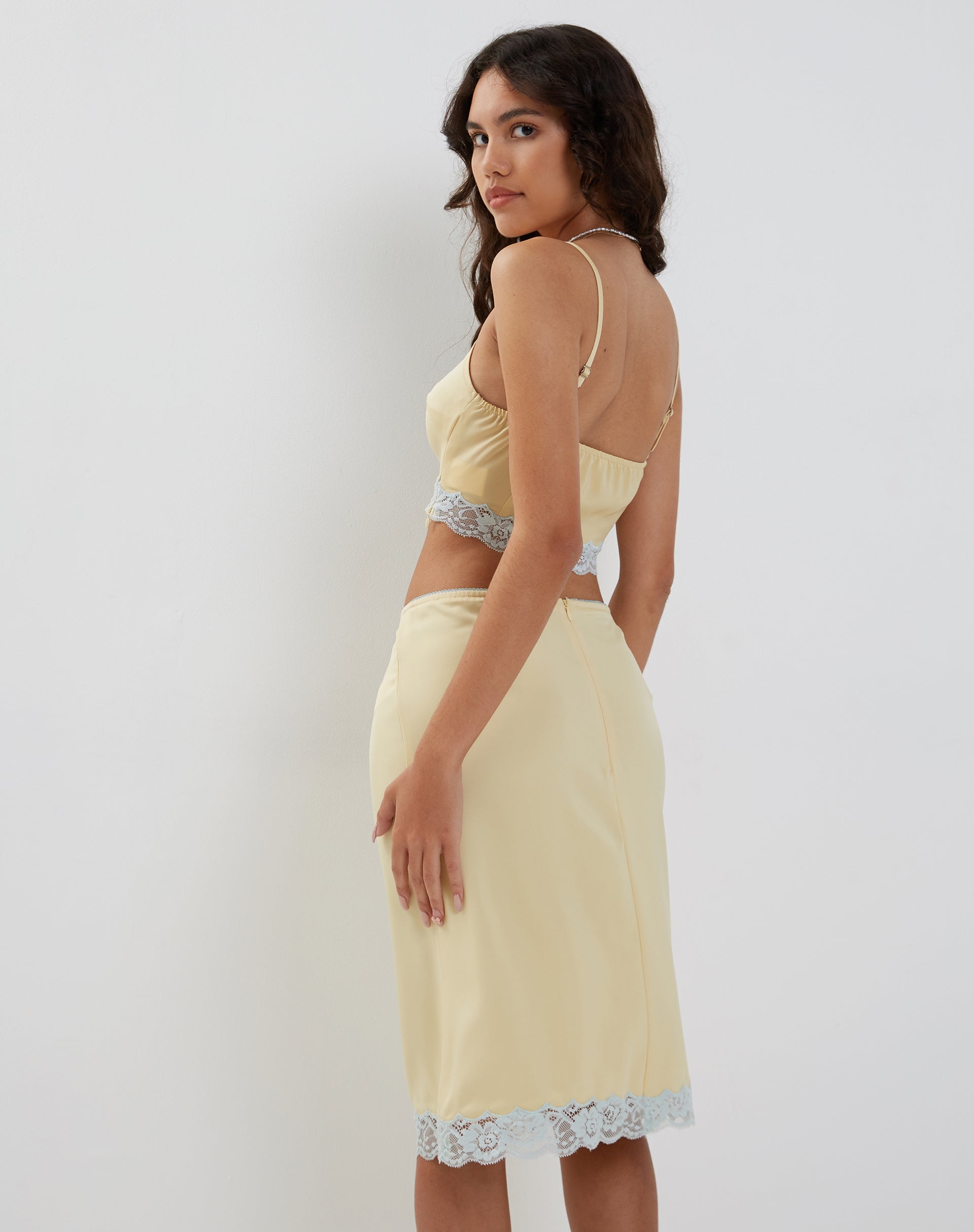Afbeelding van Virni Cami Crop Top in lichtgeel satijn