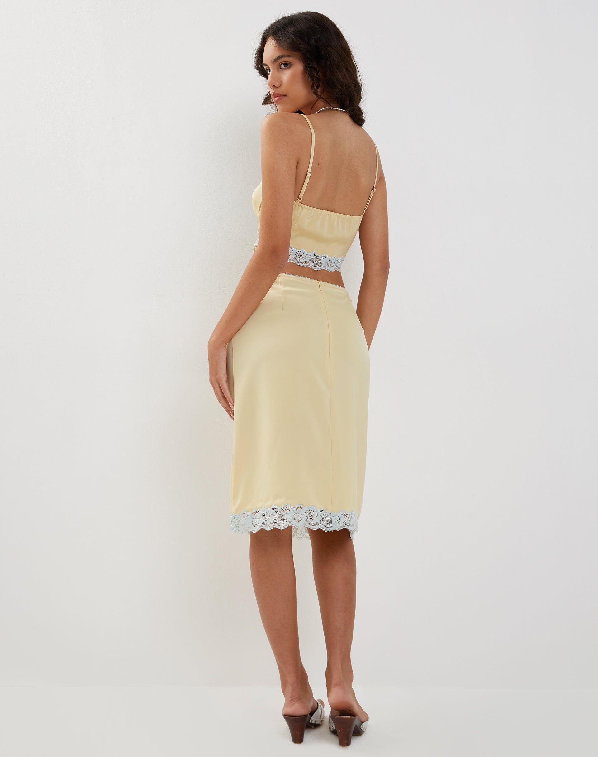 Afbeelding van Virni Cami Crop Top in lichtgeel satijn
