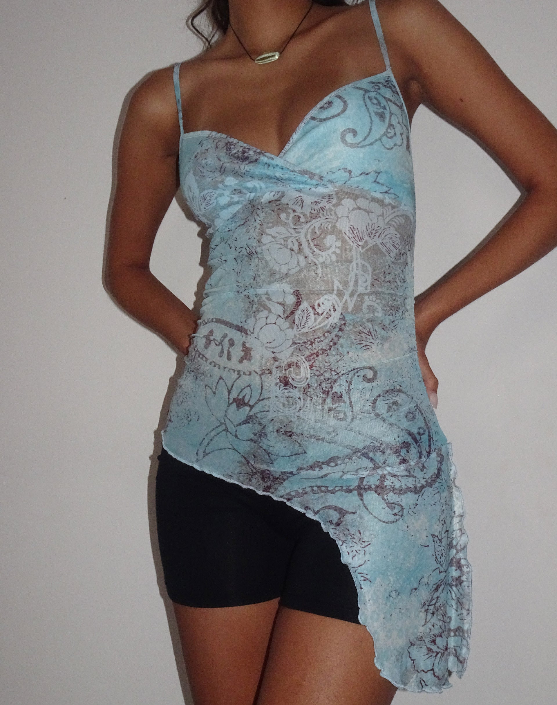 Afbeelding van Warica Asymmetrische Cami Top in Blauw Paisley Abstract Rustiek