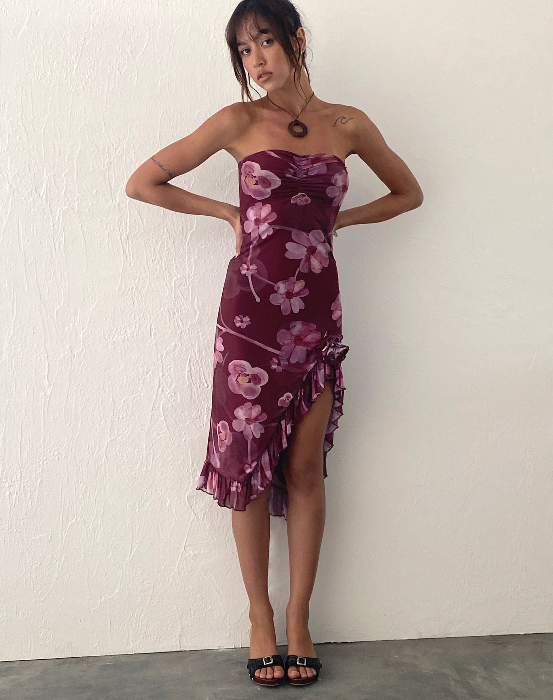Afbeelding van Weti Bandeau Mini Jurk met Waterval Hemd in Aquarel Bloemen Berry