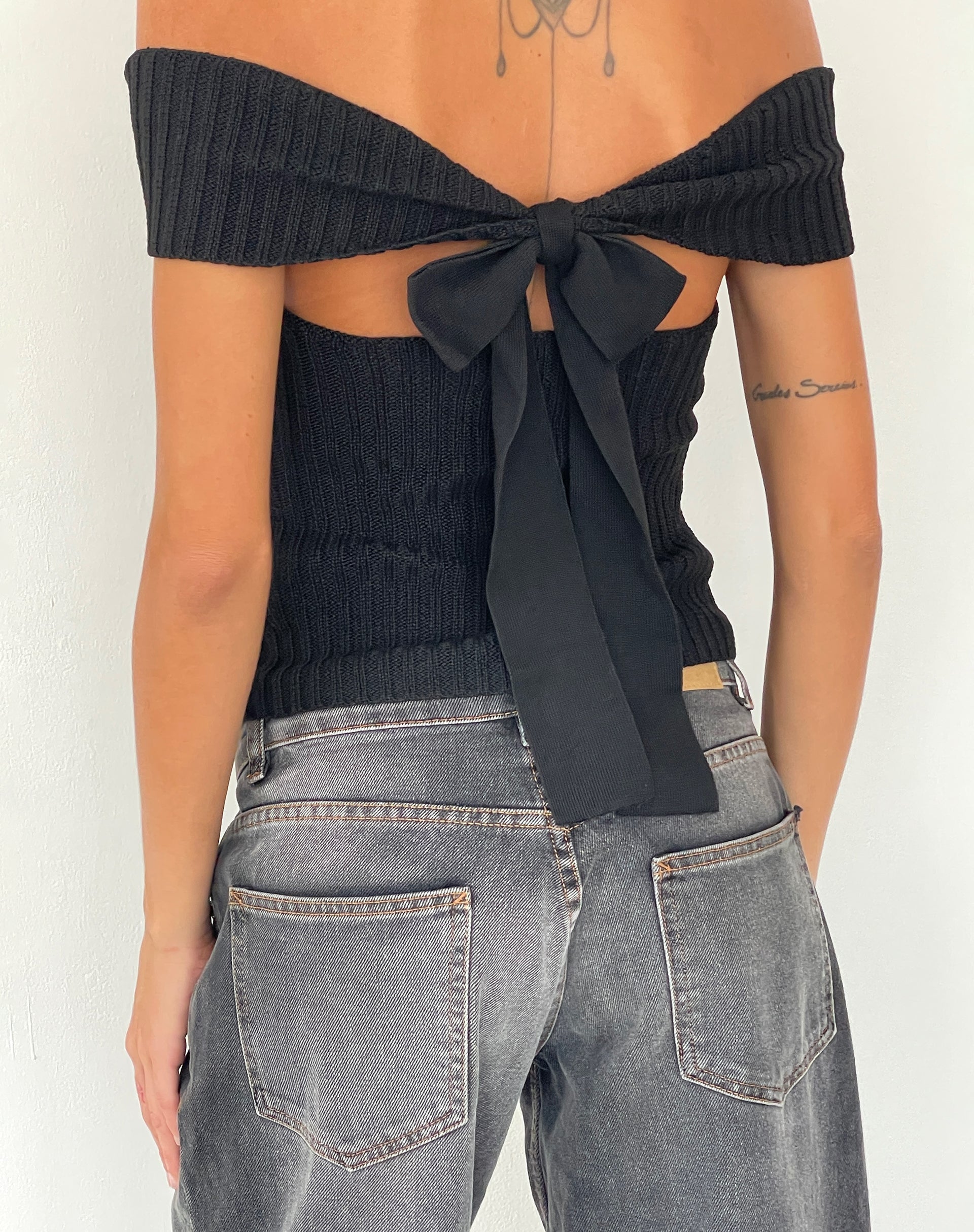 Afbeelding van Wilda Bardot Top met strikrug in gebreid zwart