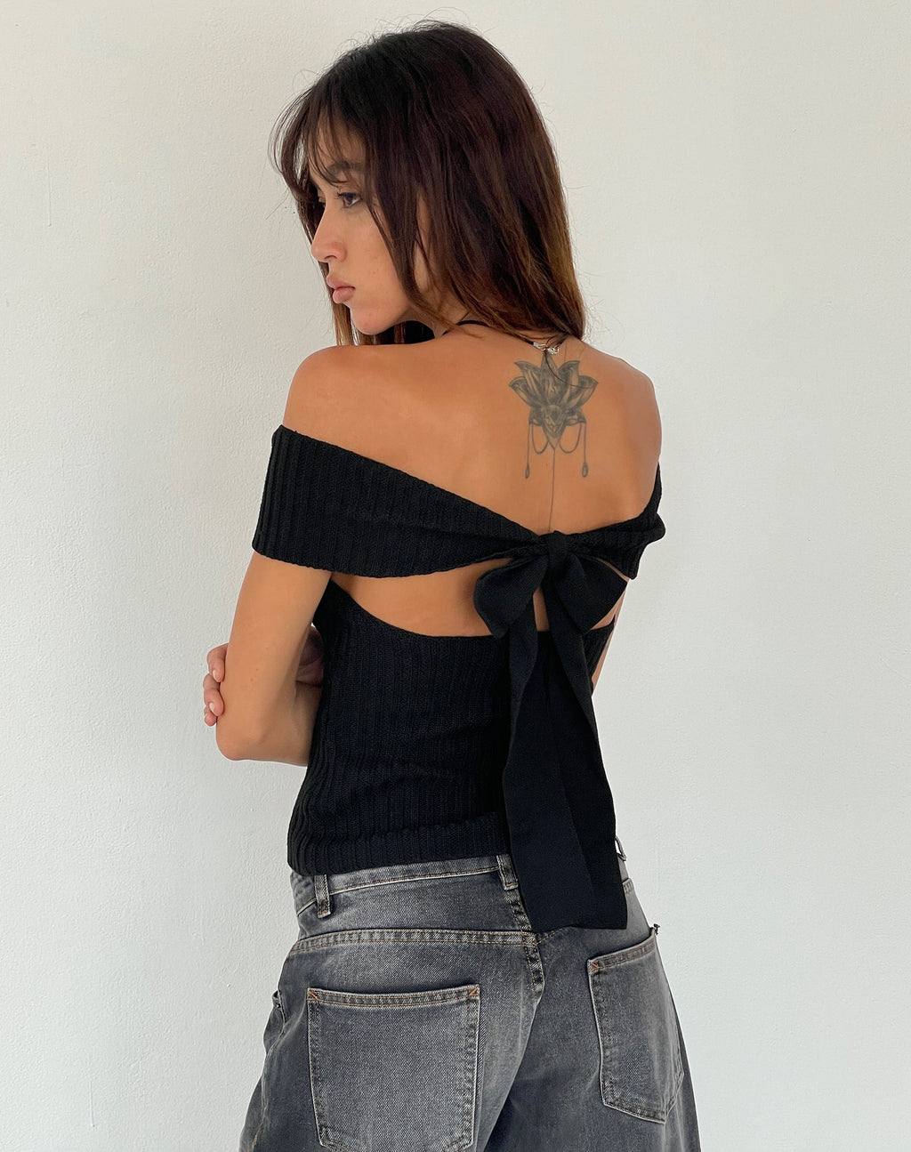 Wilda Bardot Top met strikrug in gebreid zwart
