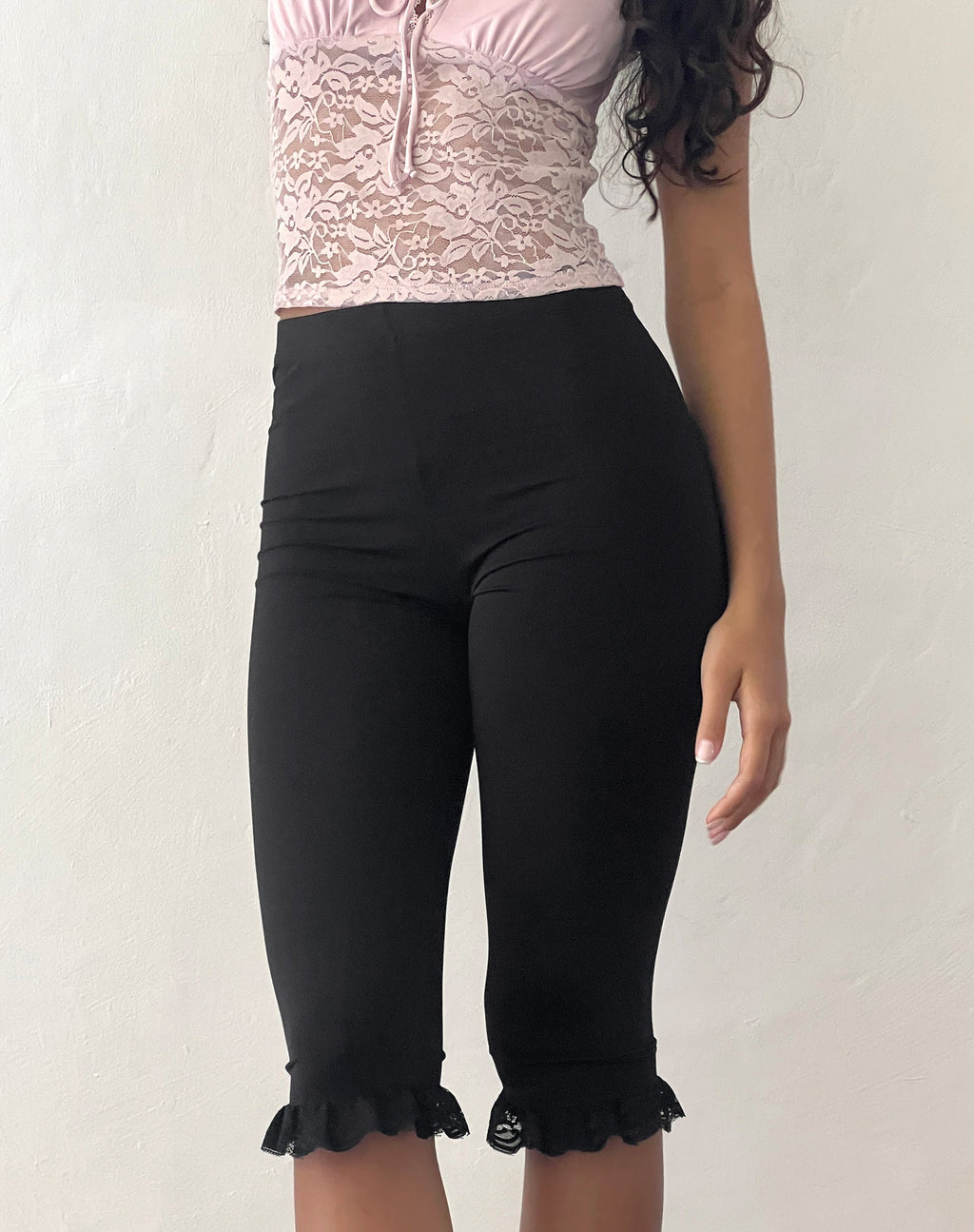 Annika Kanten Capri Broek in Zwart
