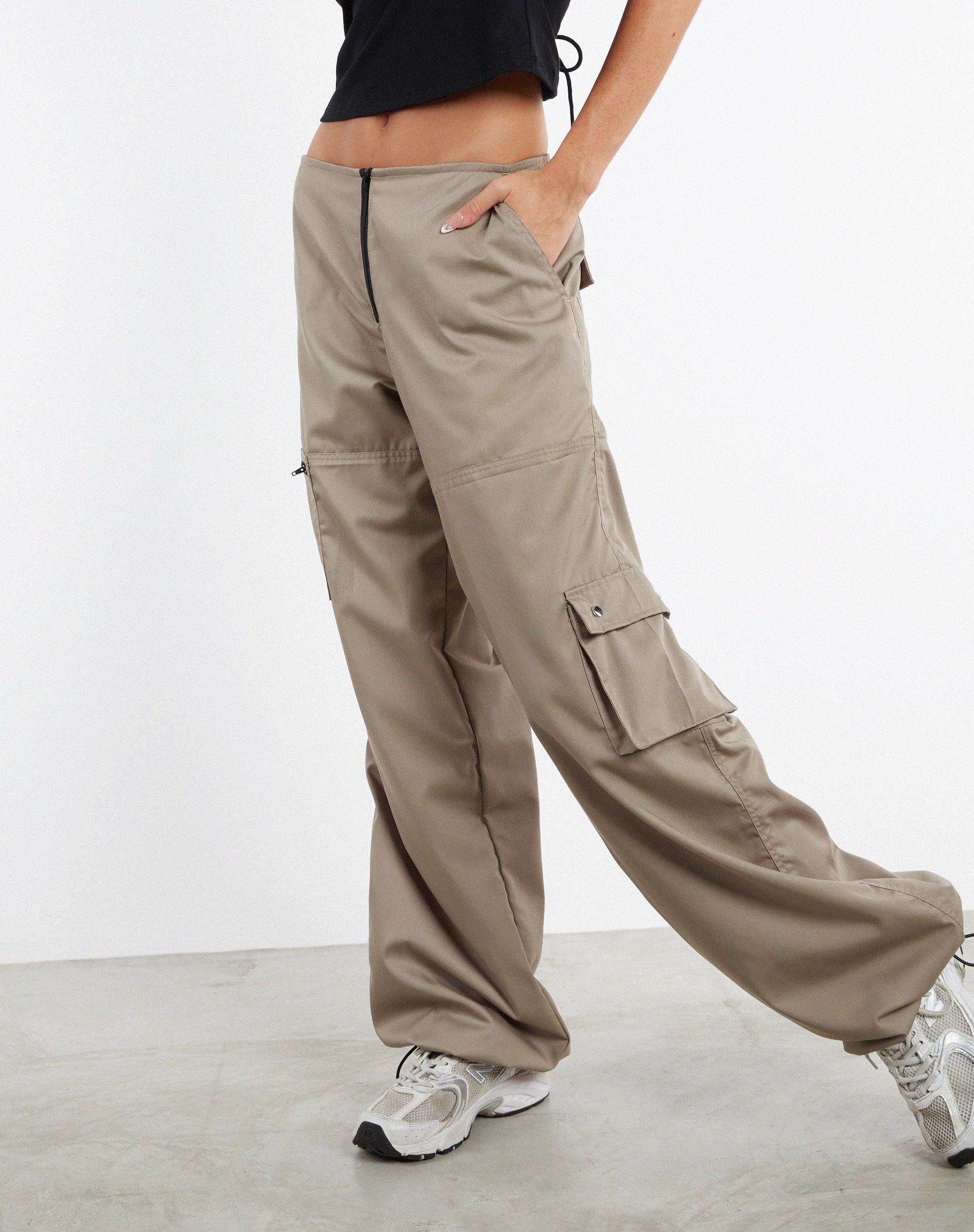 beeld van MOTEL X JACQUIE Xander Cargo Broek in Cotton Drill Taupe