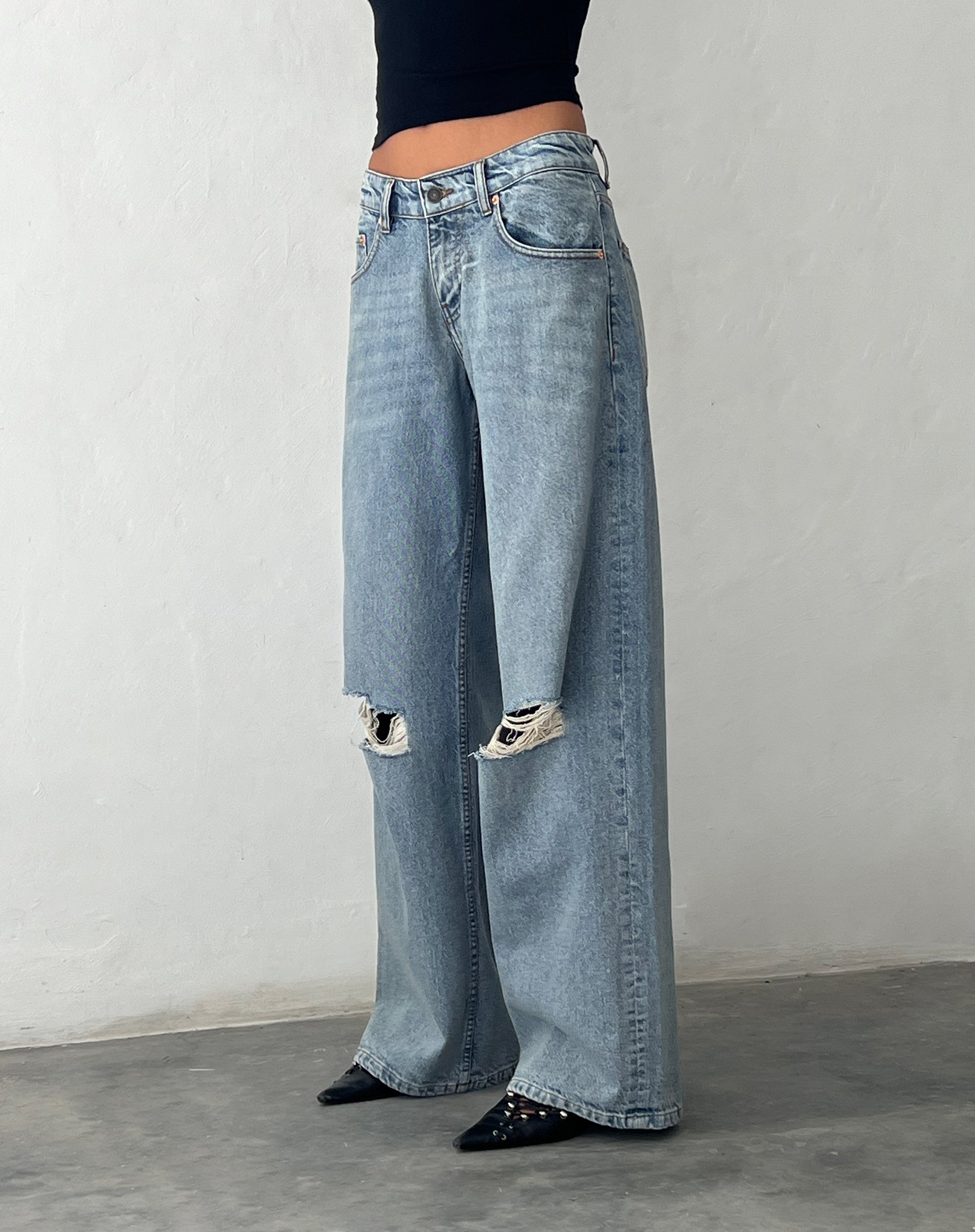 Afbeelding van Ripped Roomy Extra Wide Low Rise Jean in Vintage Blue Wash