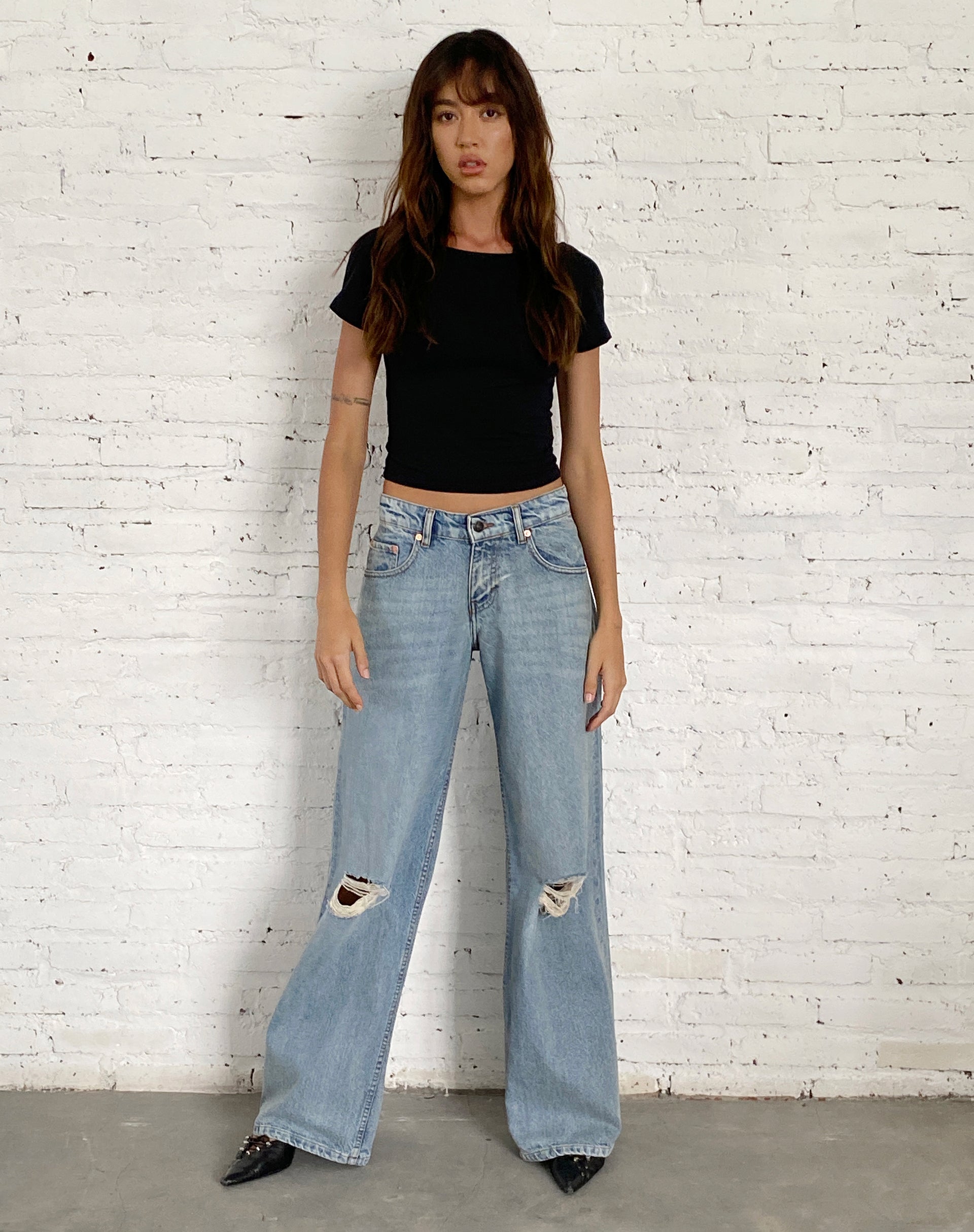 Afbeelding van Ripped Roomy Extra Wide Low Rise Jean in Vintage Blue Wash