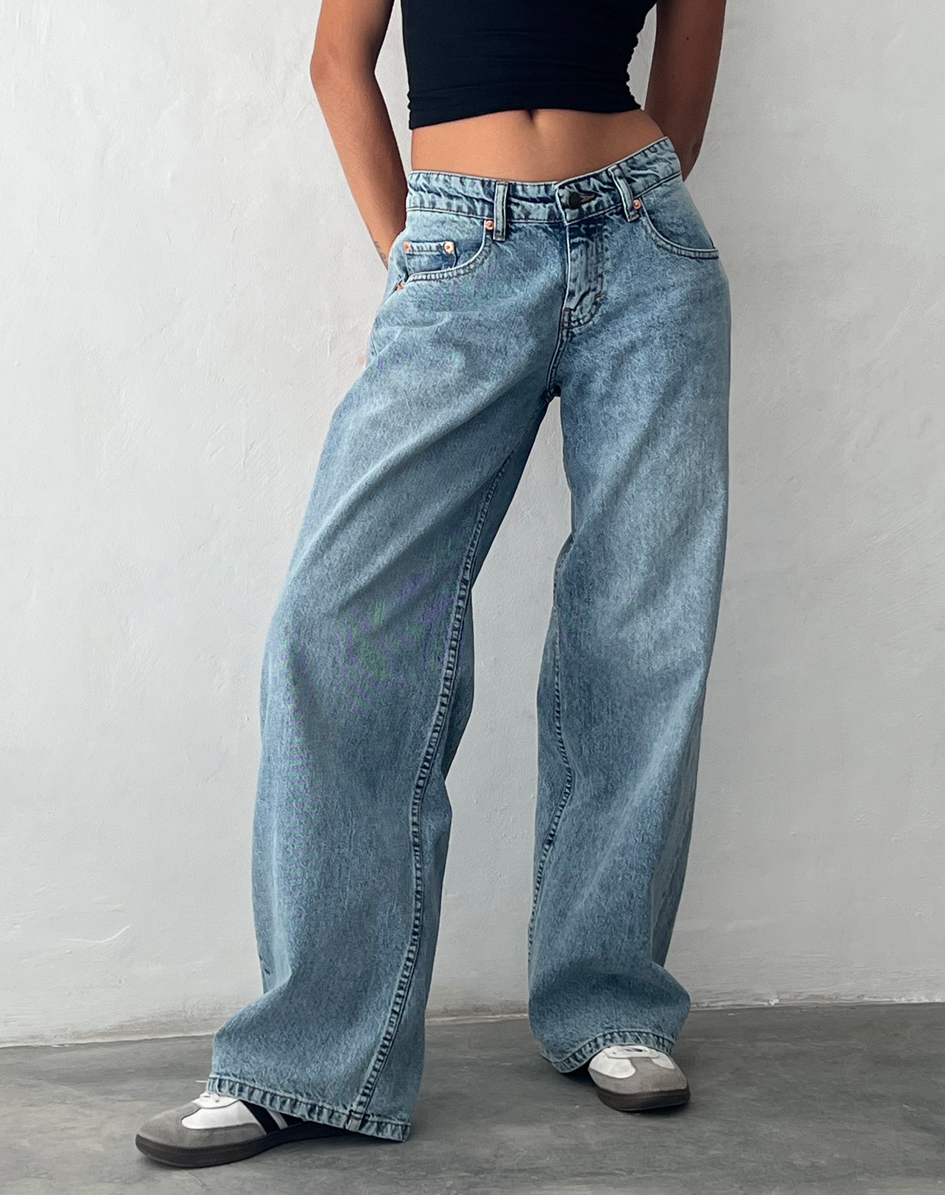 Afbeelding van Roomy Extra Wide Low Rise Jeans in Vintage Blue Wash
