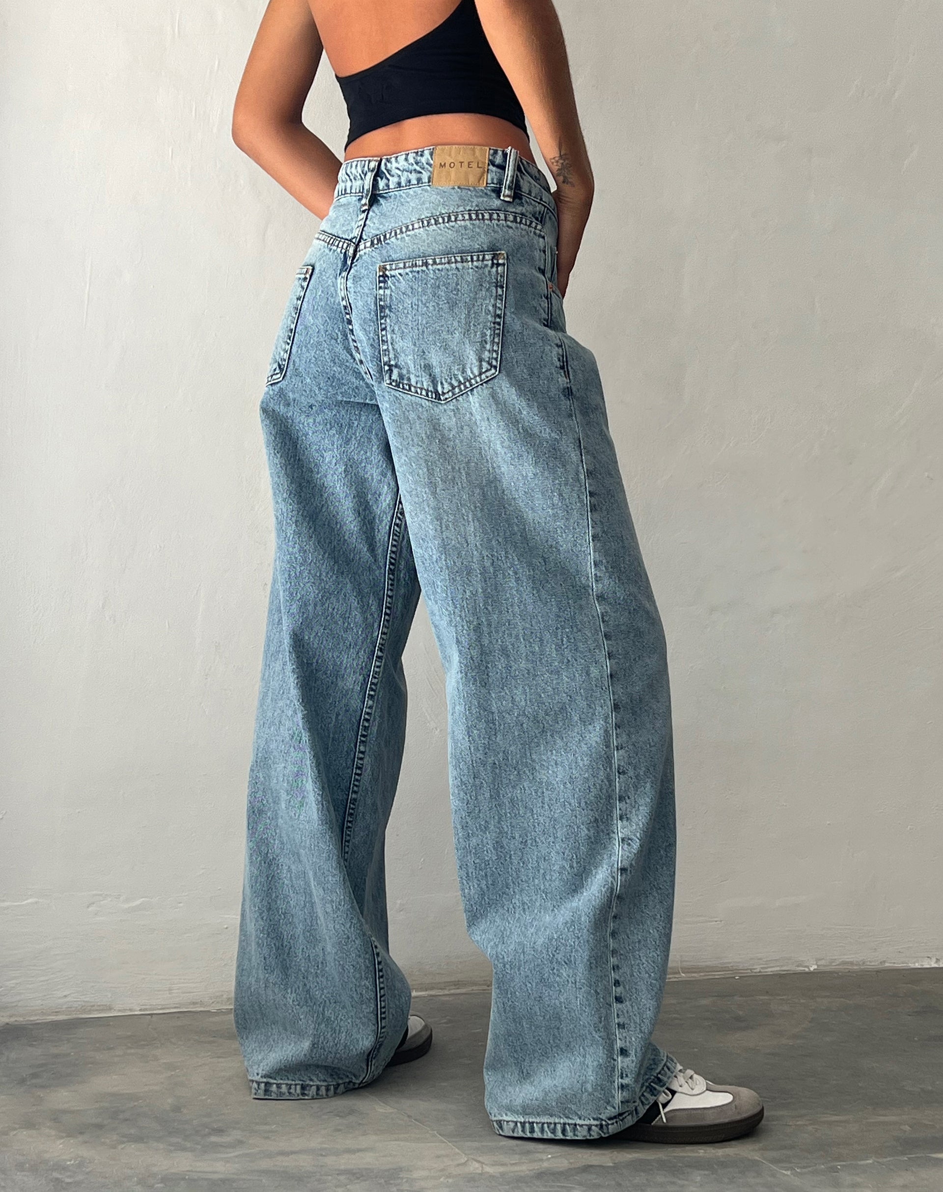 Afbeelding van Roomy Extra Wide Low Rise Jeans in Vintage Blue Wash
