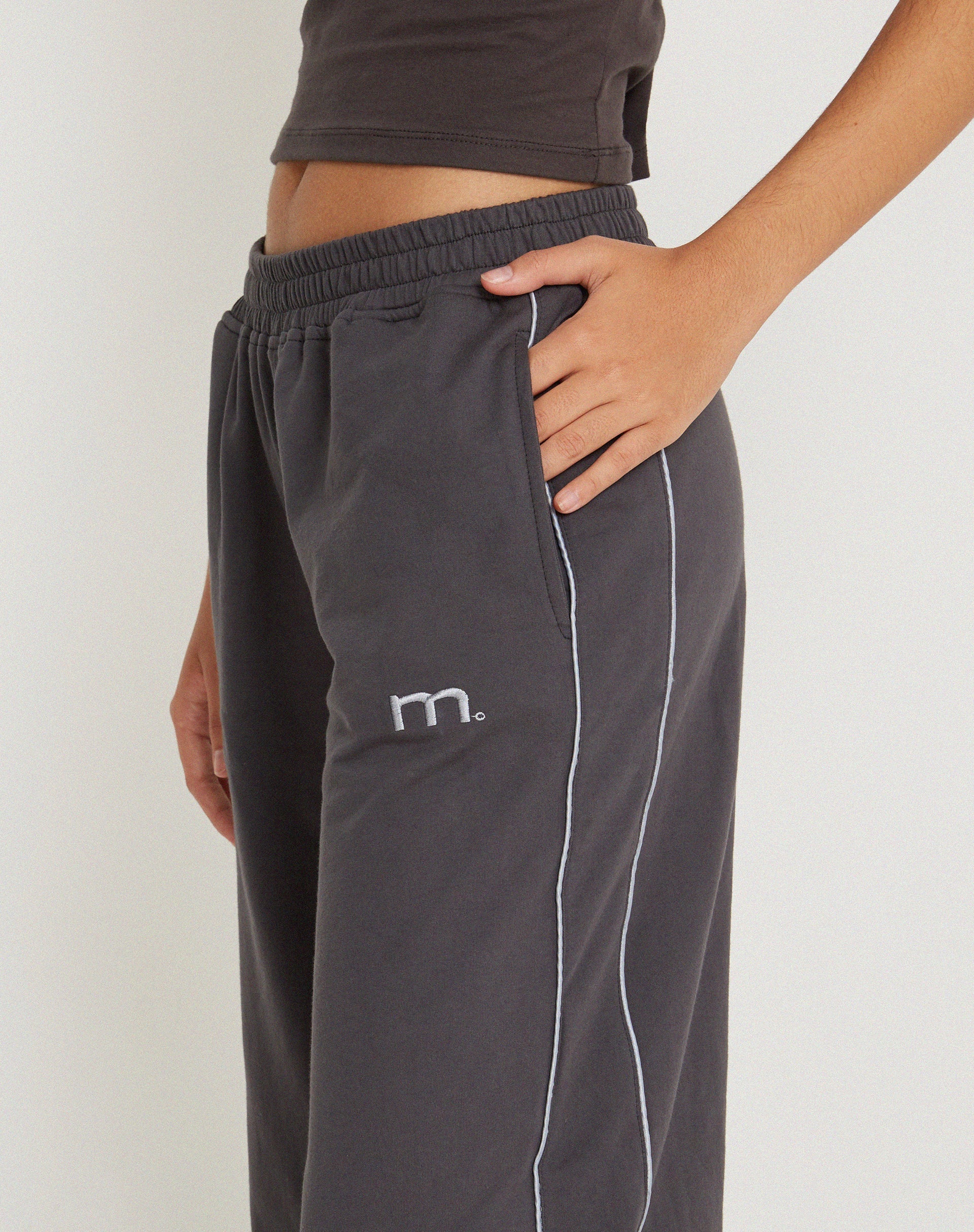 Afbeelding van Benton Wide Leg Jogger in Beluga Grey