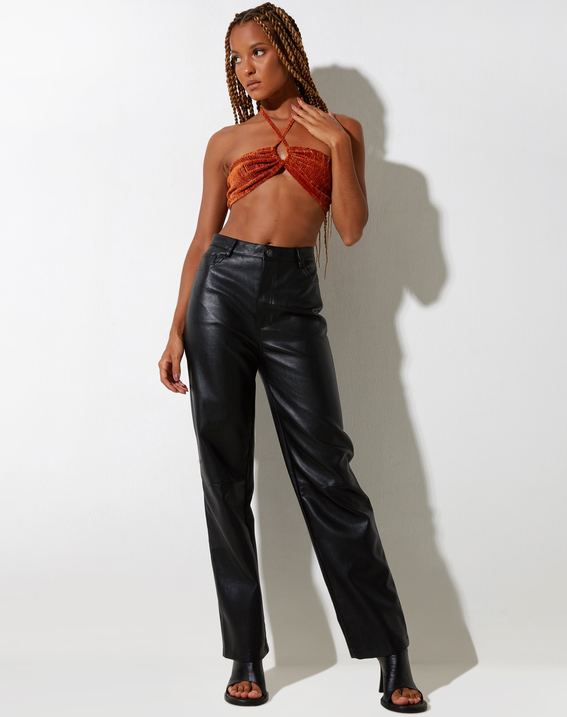 BEELD VAN Yessa Crop Top in fluweelroest