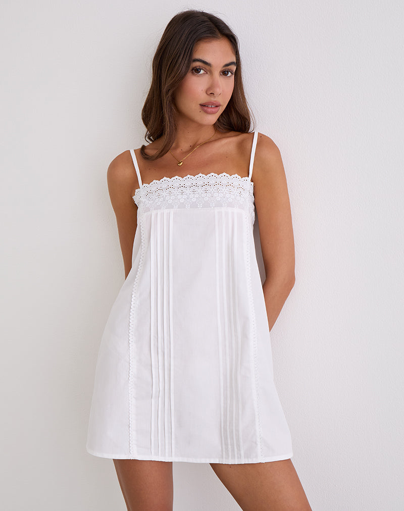 Afbeelding van Yoshiko Brodierie Trim Mini Dress in Wit