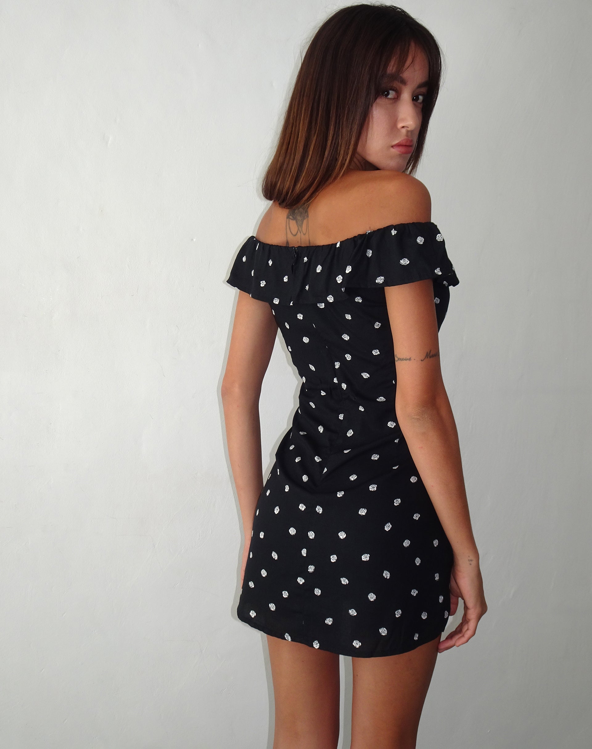 Afbeelding van Yudia Bardot Mini Jurk in Ditsy Rose Zwart