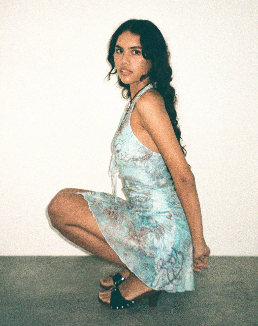 Yuta Mini jurk met halterhals in Blue Paisley Abstract Rustic